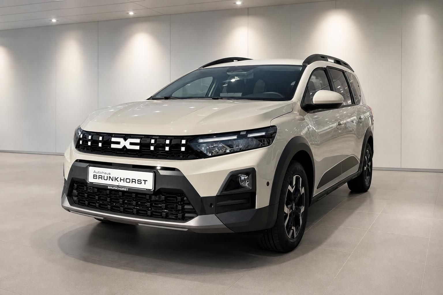 Dacia Jogger SUV in Weiß - Frontansicht mit schwarzem Kühlergrill im Autohaus Showroom