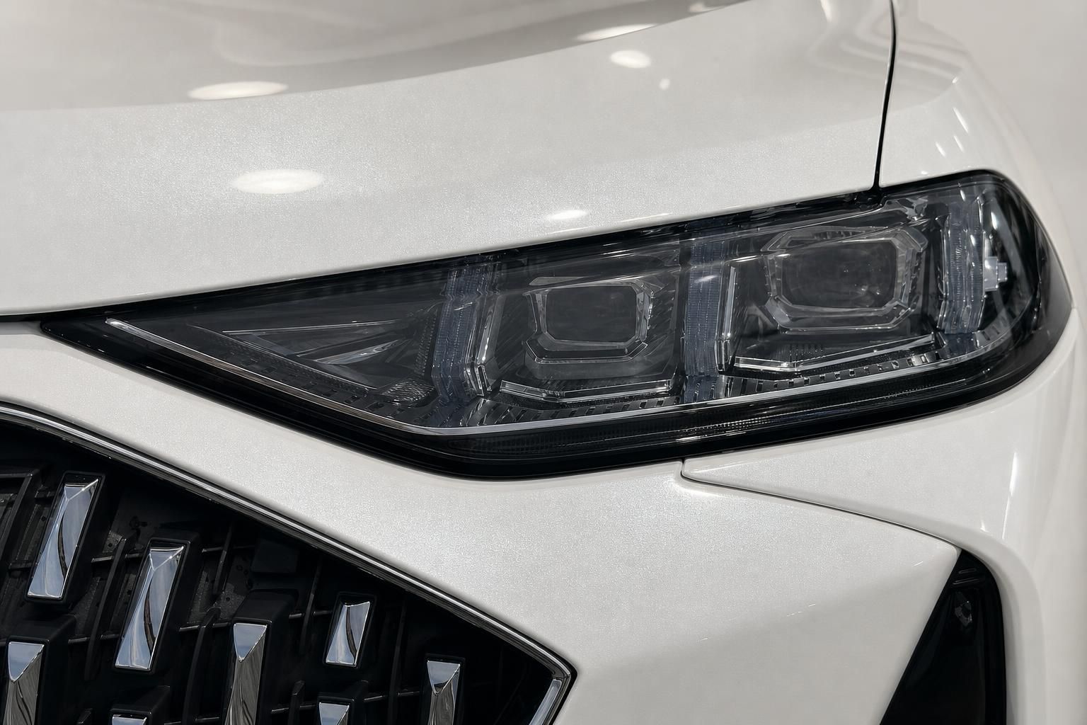 Nahaufnahme LED-Scheinwerfer weißes Fahrzeug mit Kühlergrill Detailansicht
