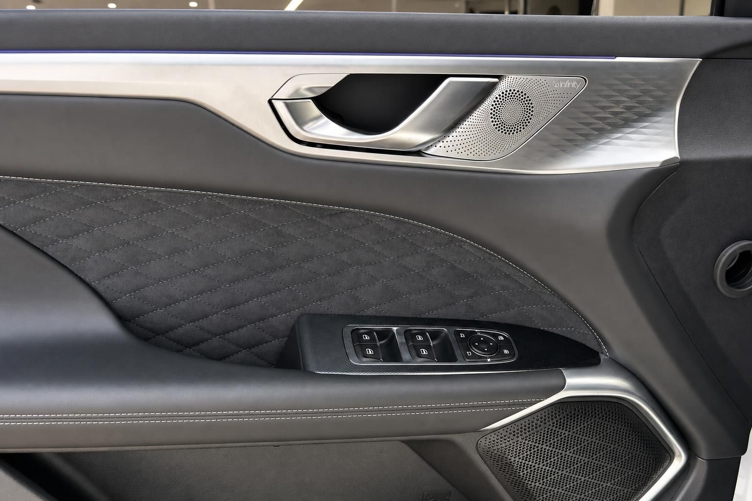 Fahrzeug Türverkleidung mit Alcantara Steppmuster Infinity Lautsprecher und Fensterheber