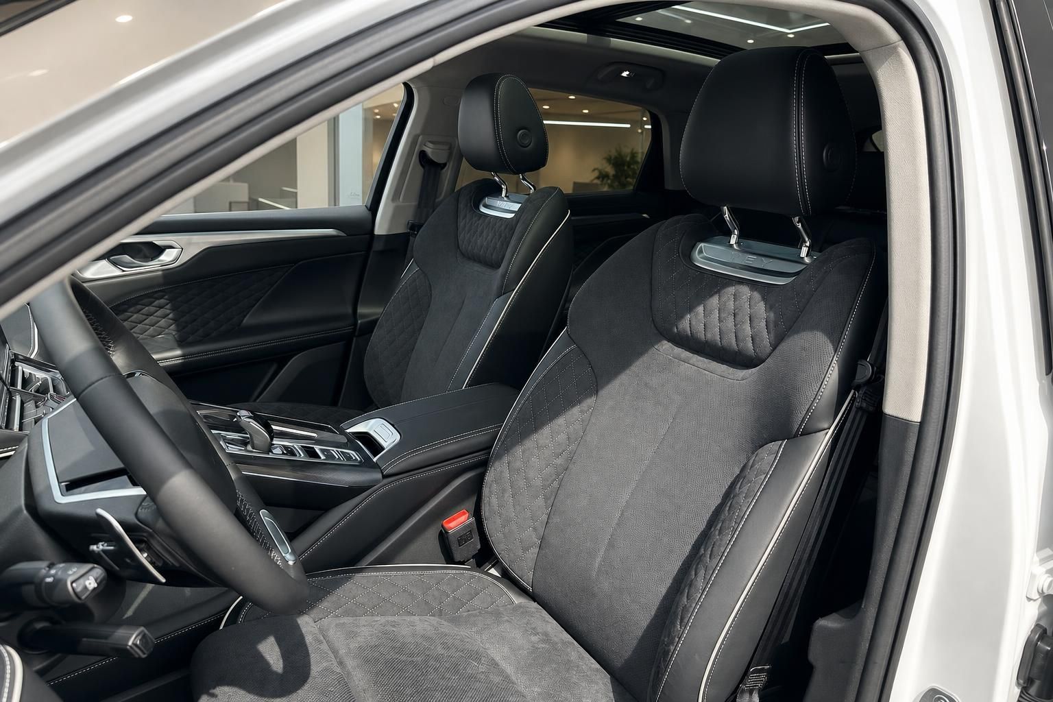 Fahrzeug Innenraum Vordersitze Alcantara Leder Sitze mit Steppmuster und Mittelkonsole