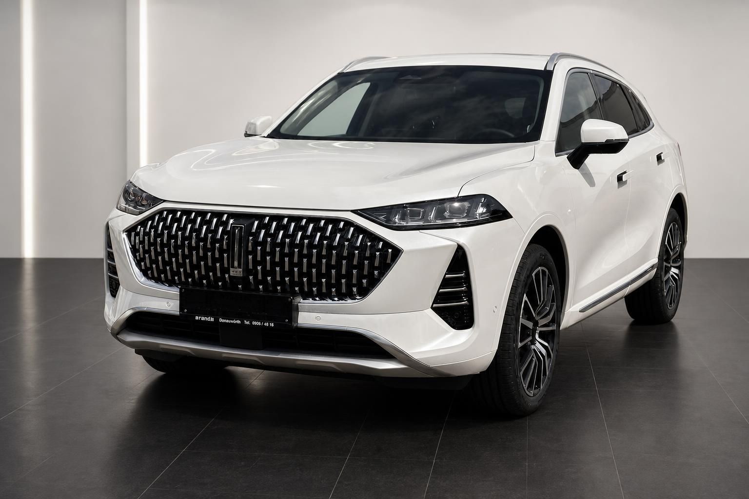 WEY SUV weiss Frontansicht schraeg links im Showroom mit Chromgrill