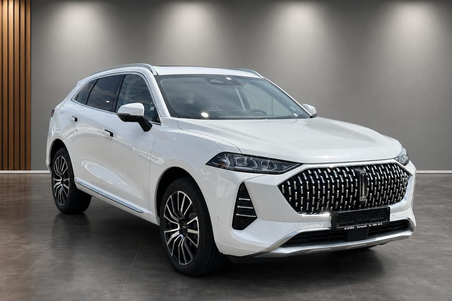 WEY SUV weiss Frontansicht schraeg rechts mit Alufelgen im Autohaus Darmstadt