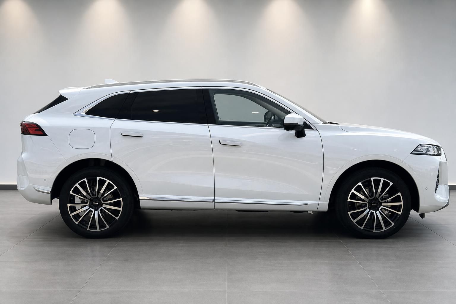 WEY SUV weiss Seitenansicht links mit Sportfelgen im hellen Showroom