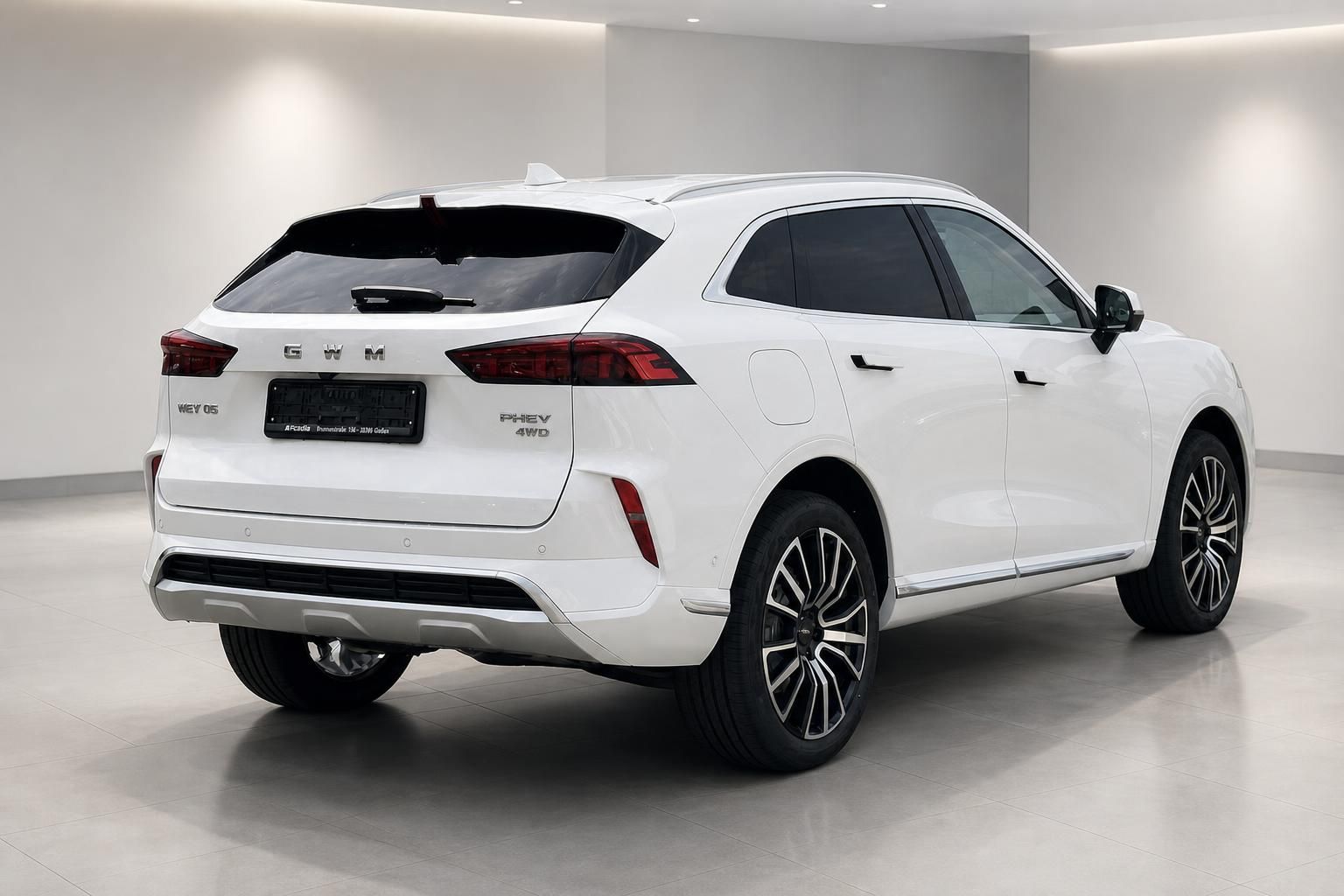 GWM WEY 05 PHEV 4WD weiss Heckansicht schräg im Showroom
