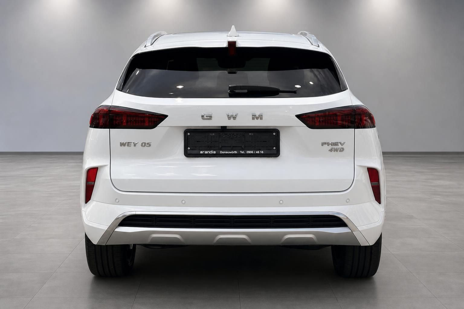 GWM WEY 05 PHEV 4WD weiss direkte Heckansicht im Autohaus