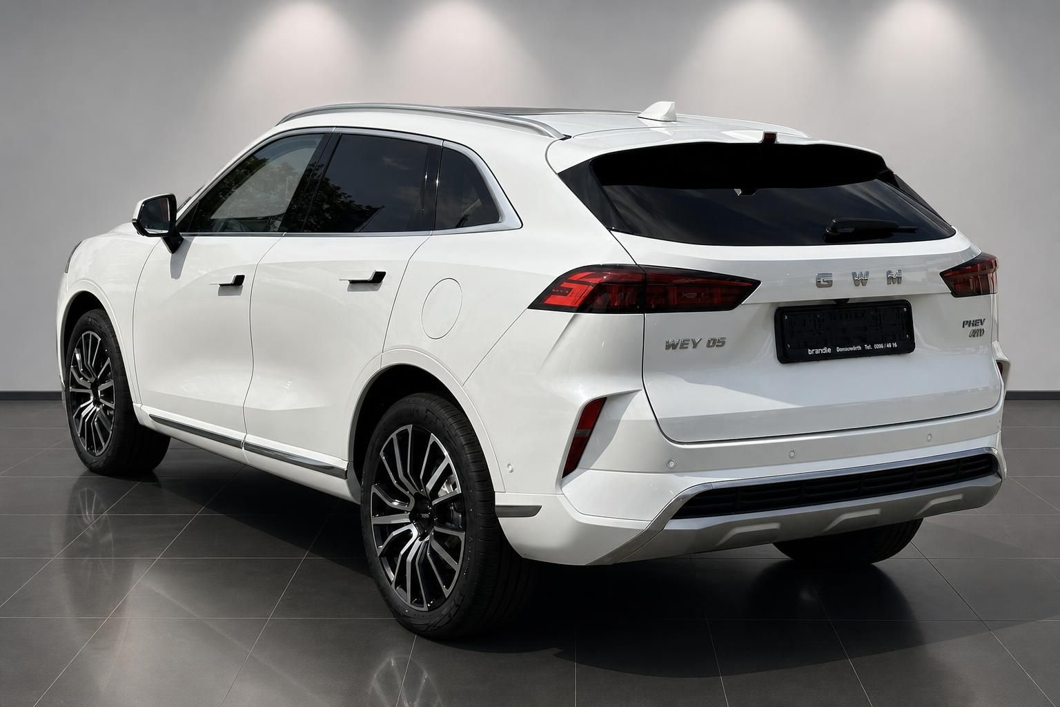 GWM WEY 05 PHEV 4WD weiss Heckansicht schräg links im Innenraum
