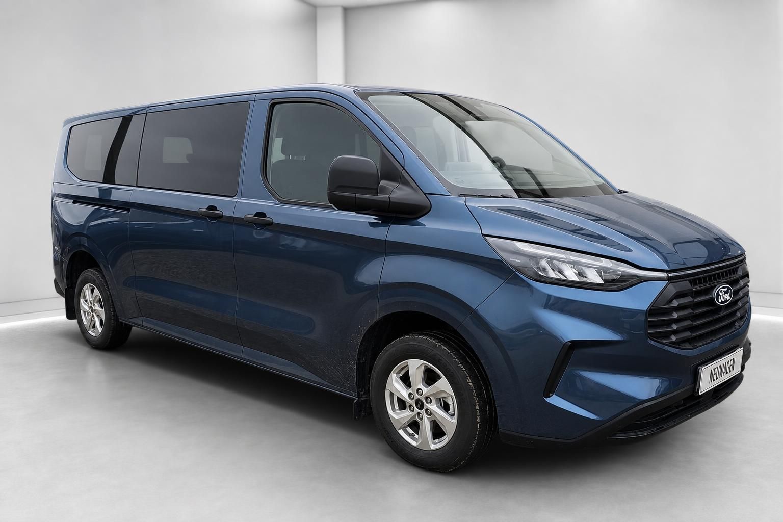 Ford Custom Van blau, Frontansicht schräg im Showroom