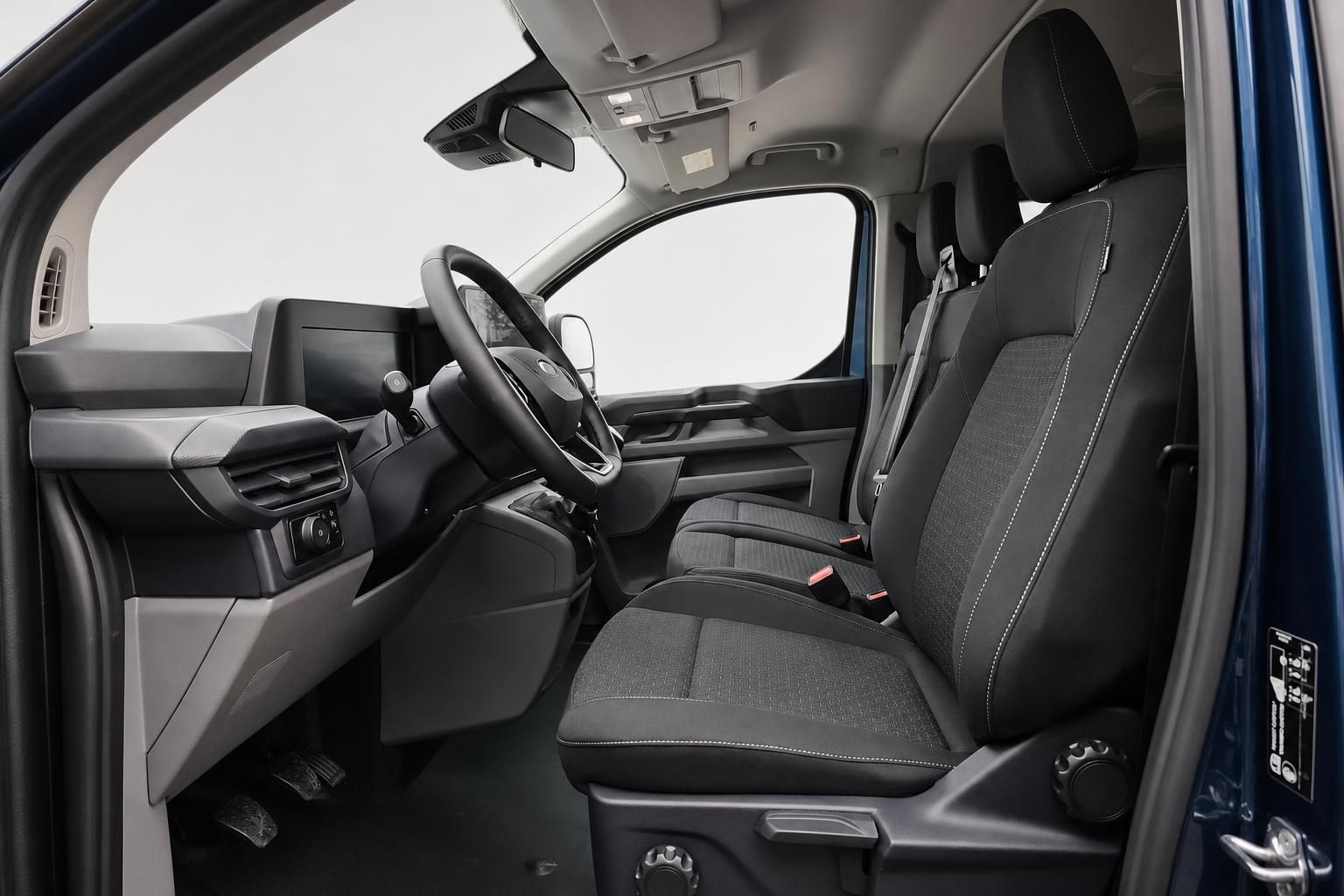 Ford Transit Innenraum: Vordersitze und Cockpit in Schwarz