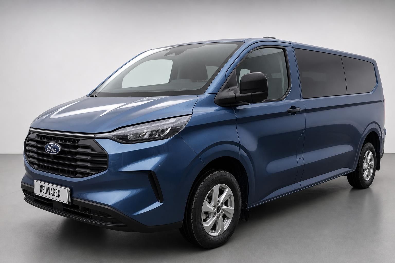 Ford Transit Custom blau, Frontansicht schraeg von vorn
