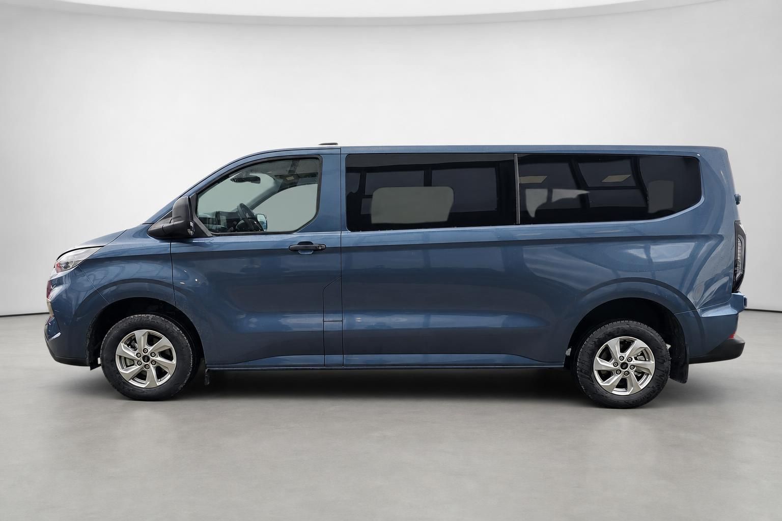 Ford Transit Custom blau, Seitenansicht im Studio