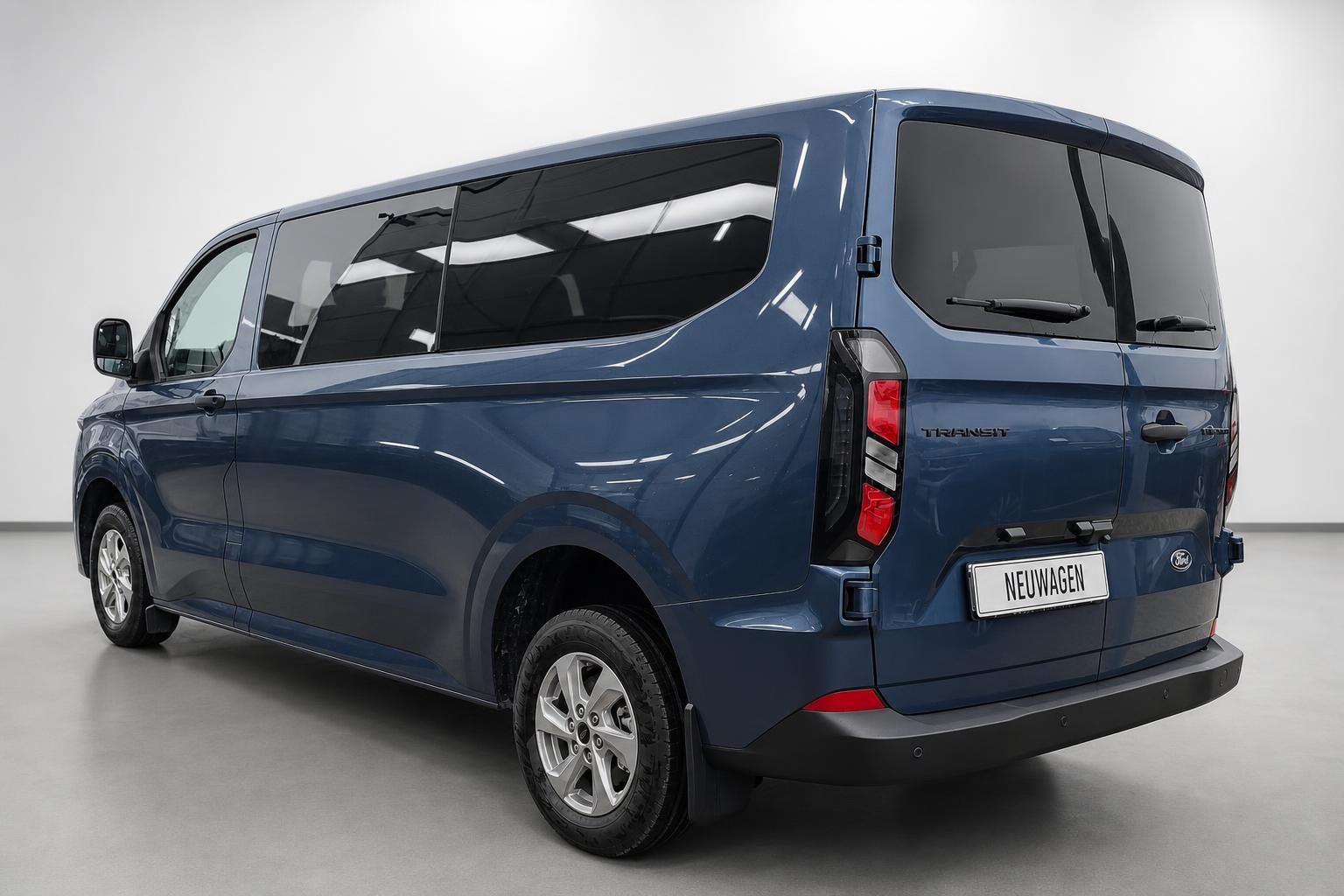 Ford Transit Custom blau, Heckansicht schraeg von hinten