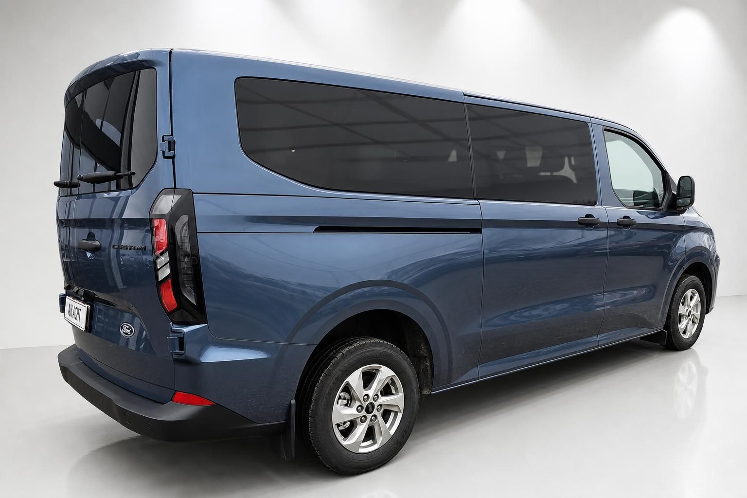 Ford Custom Van blau, Heckansicht schräg mit Felgen