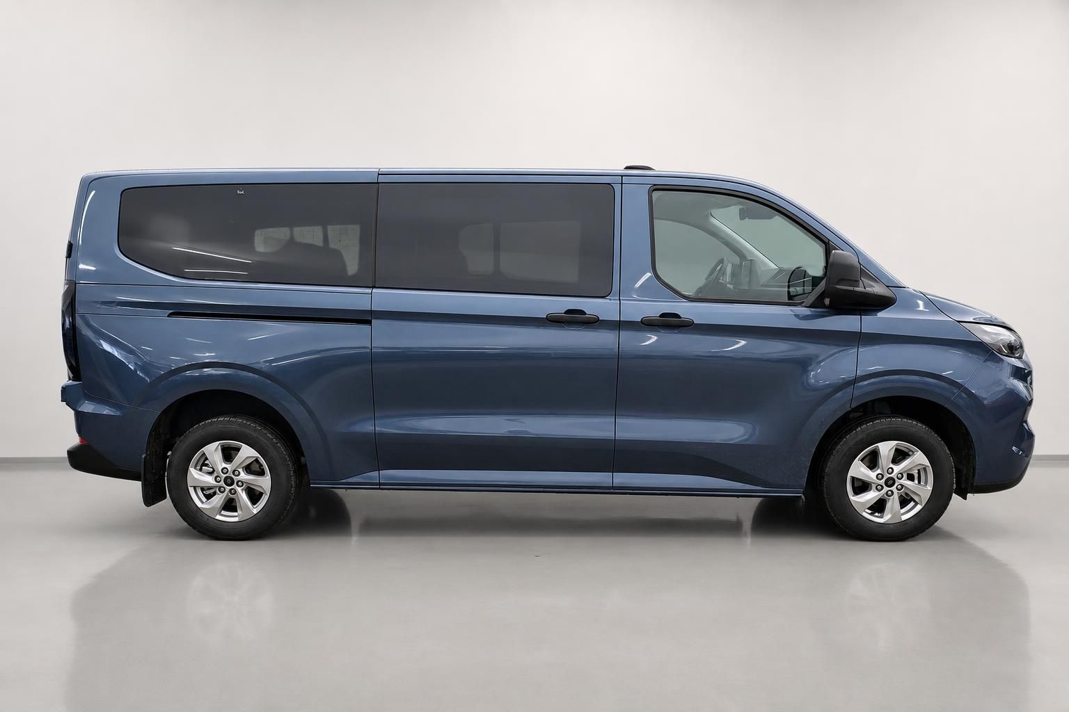 Ford Custom Kombi in Blau, Seitenansicht im Studio