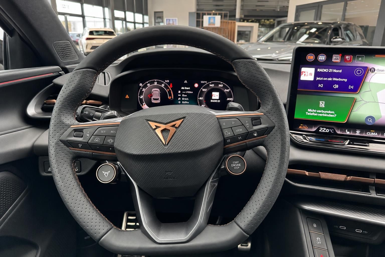 Cupra Lenkrad mit Multifunktionstasten und Infotainment Display