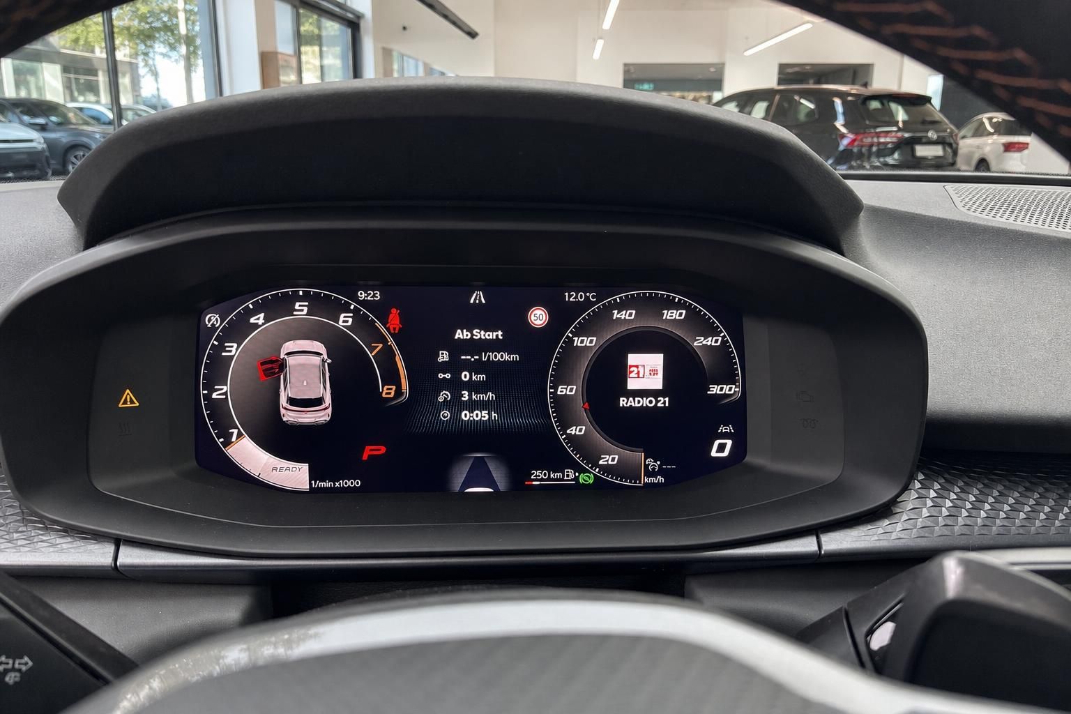 Digitales Cockpit mit Drehzahlmesser und Tachometer im Cupra Interieur