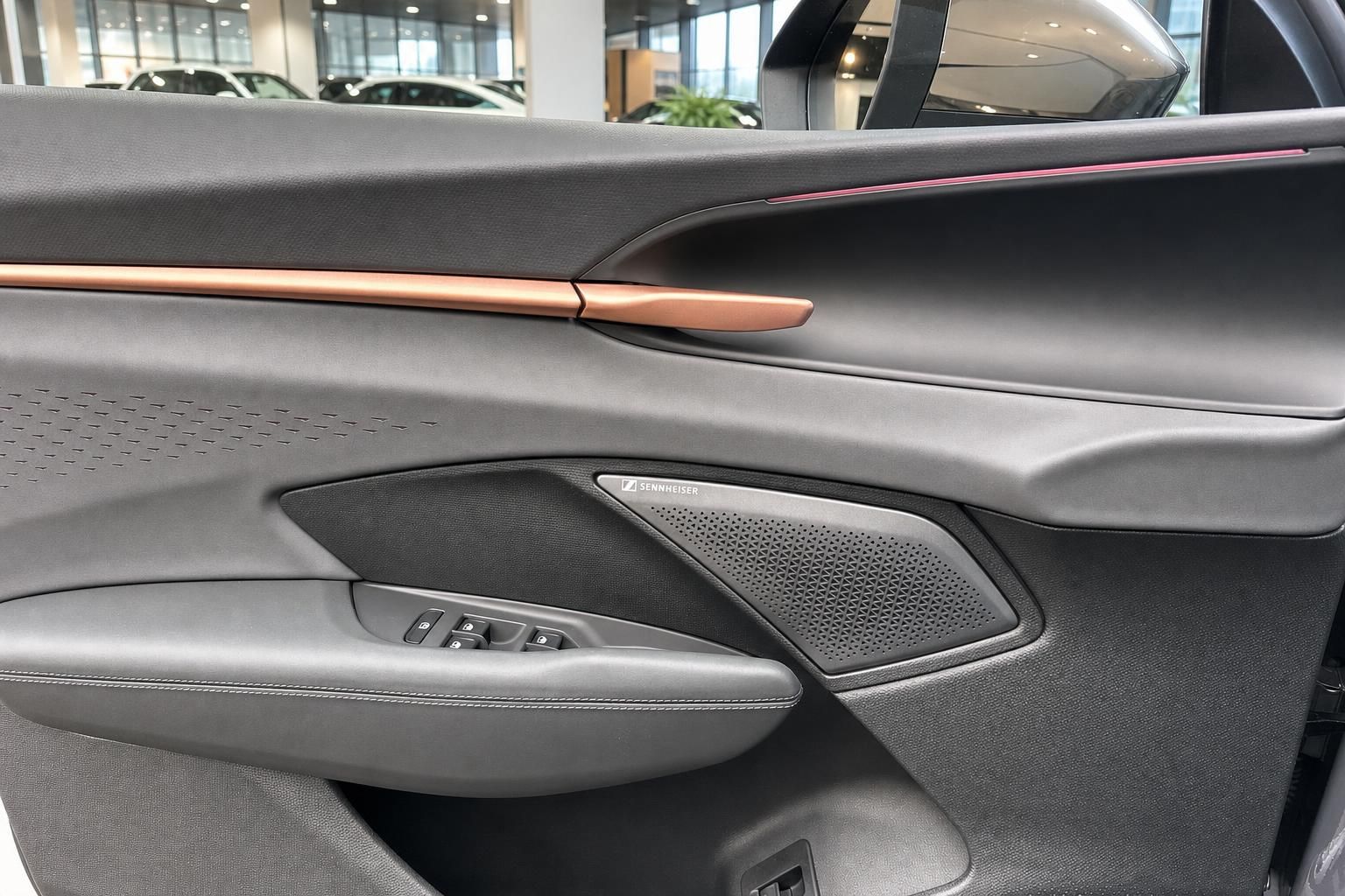 Türverkleidung mit Sennheiser Lautsprecher im Cupra Fahrzeug