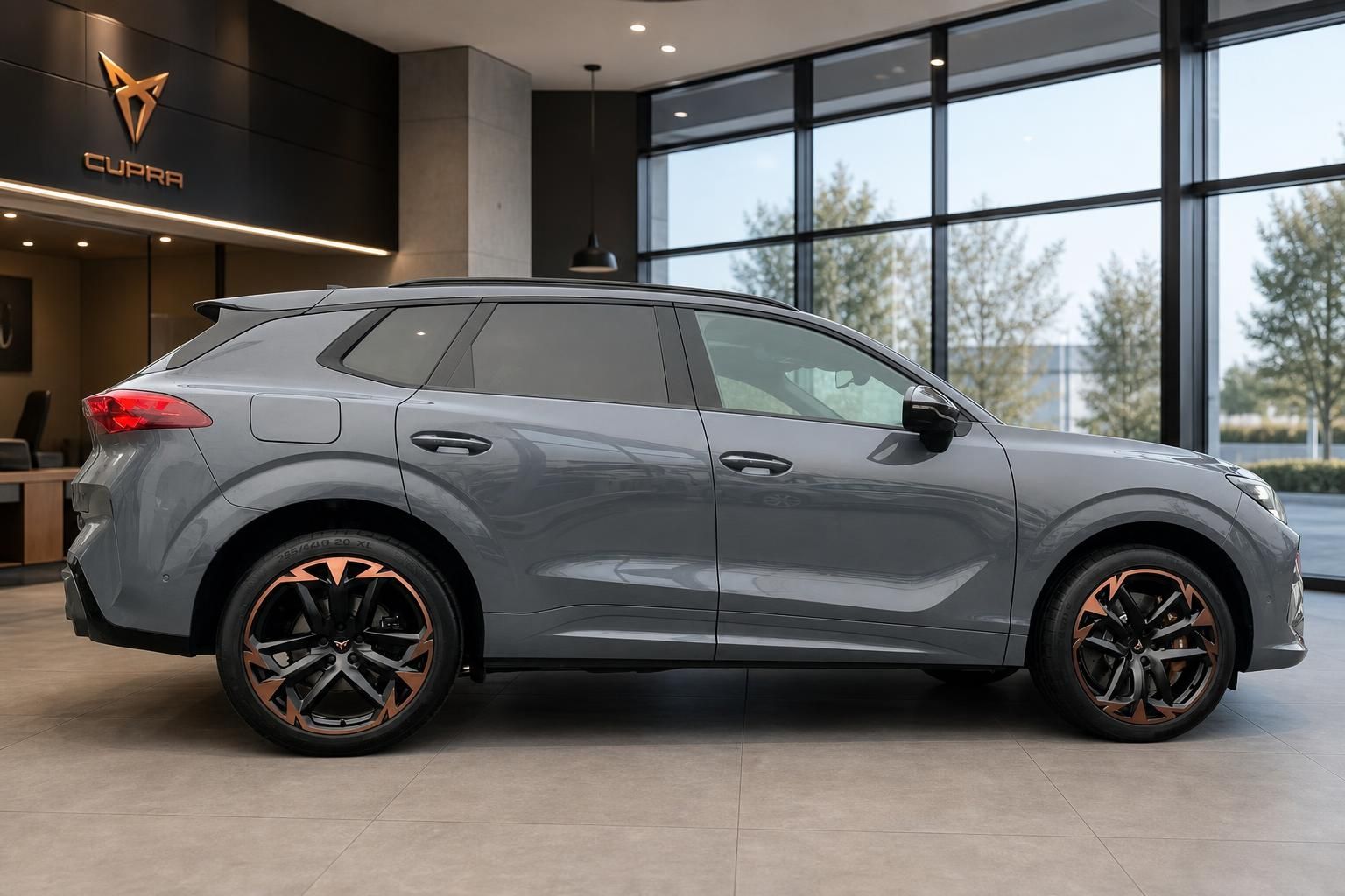 Cupra Formentor grau Seitenansicht im Autohaus mit Leichtmetallfelgen
