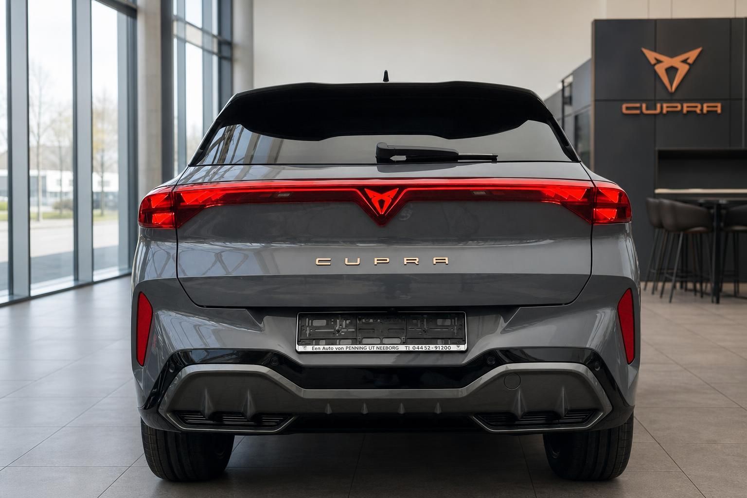 Cupra Formentor grau Heckansicht mit LED-Rückleuchten im Showroom