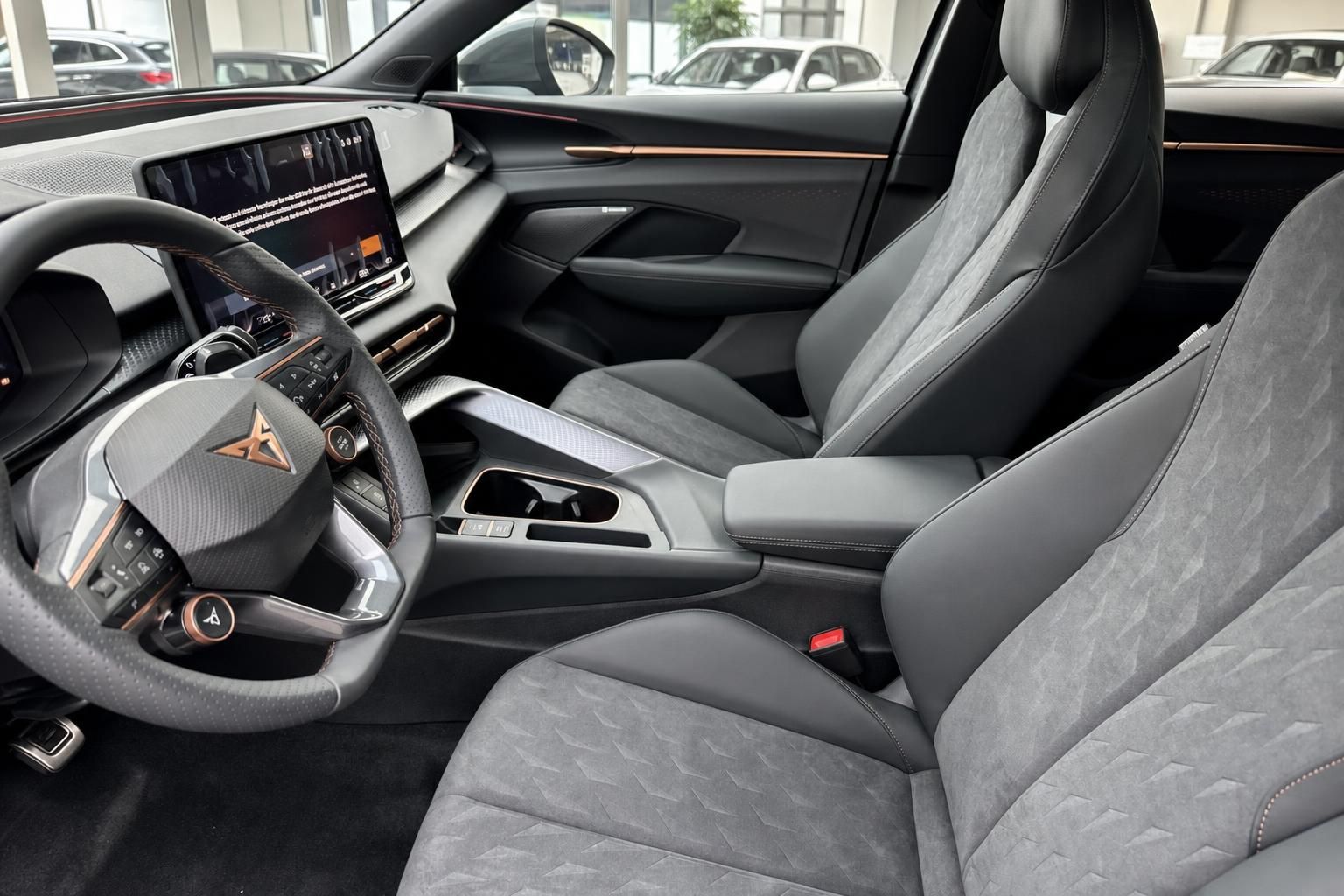 Cupra Innenraum Vordersitze mit Sportlenkrad und Mittelkonsole im Detail