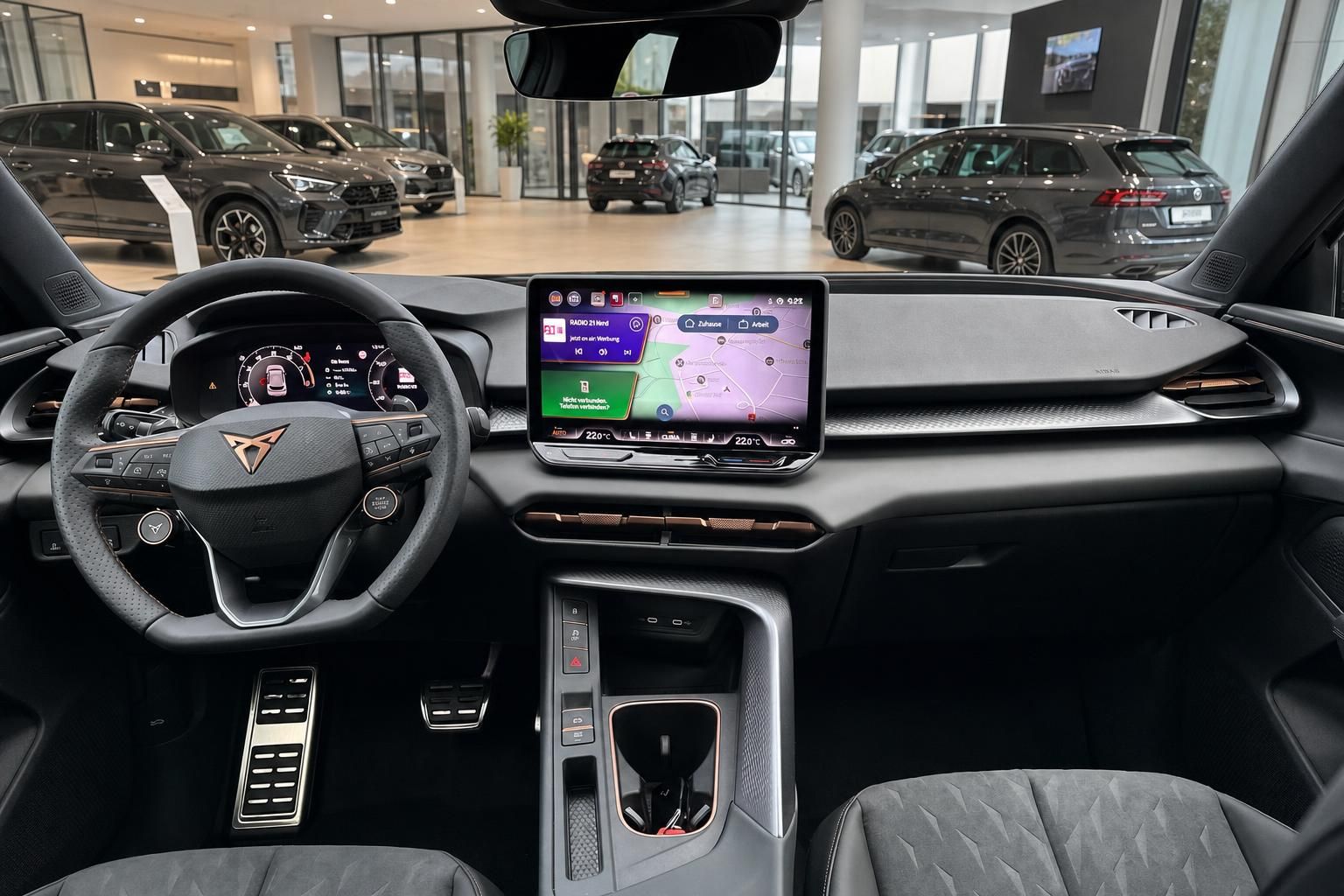 Cupra Cockpit mit Lenkrad, Digitaltacho und Navigationssystem im Detail