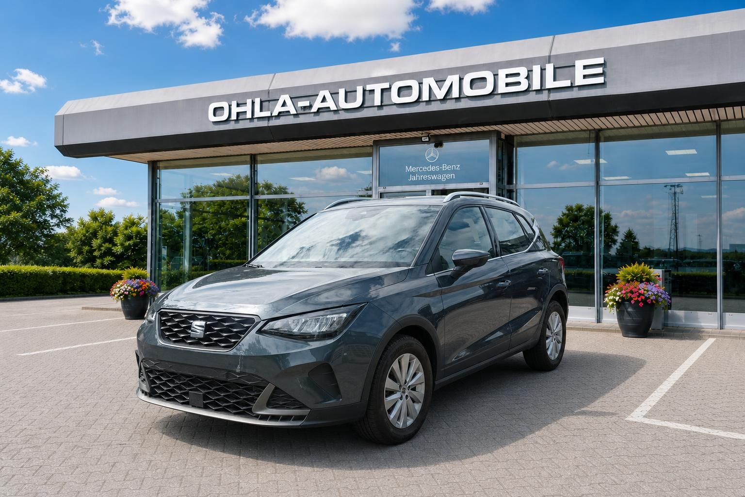 SEAT Arona FR grau vor OHLA-Automobile Autohaus, Frontansicht