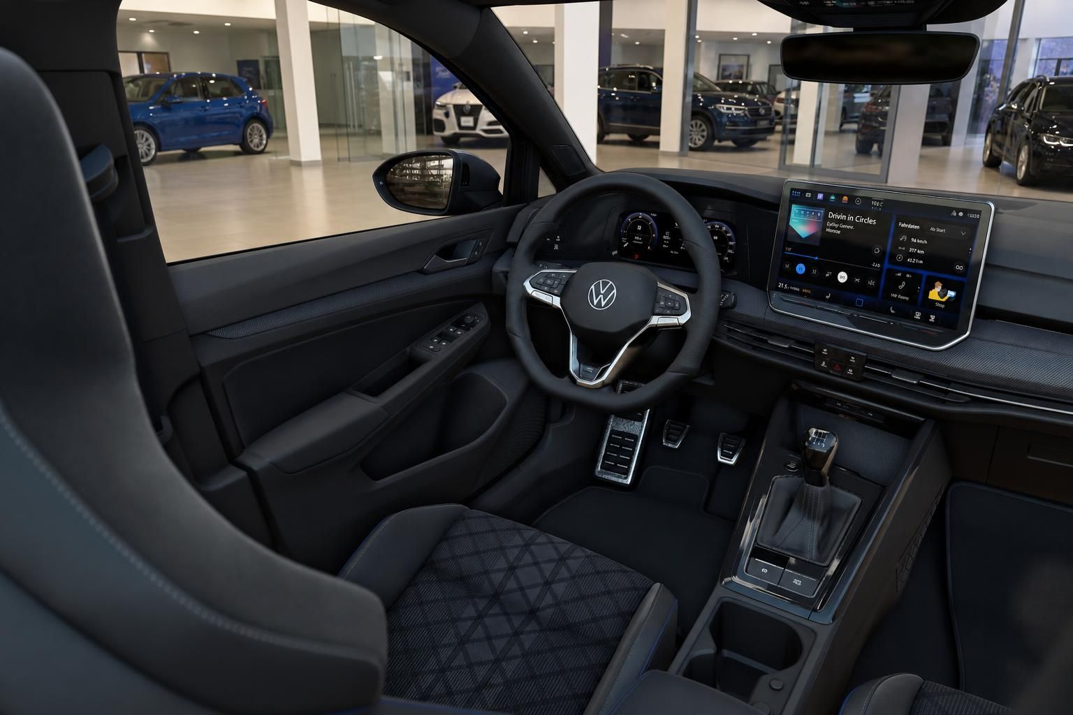 VW Golf Innenraum mit Cockpit, Lenkrad und Digital-Display im Autohaus