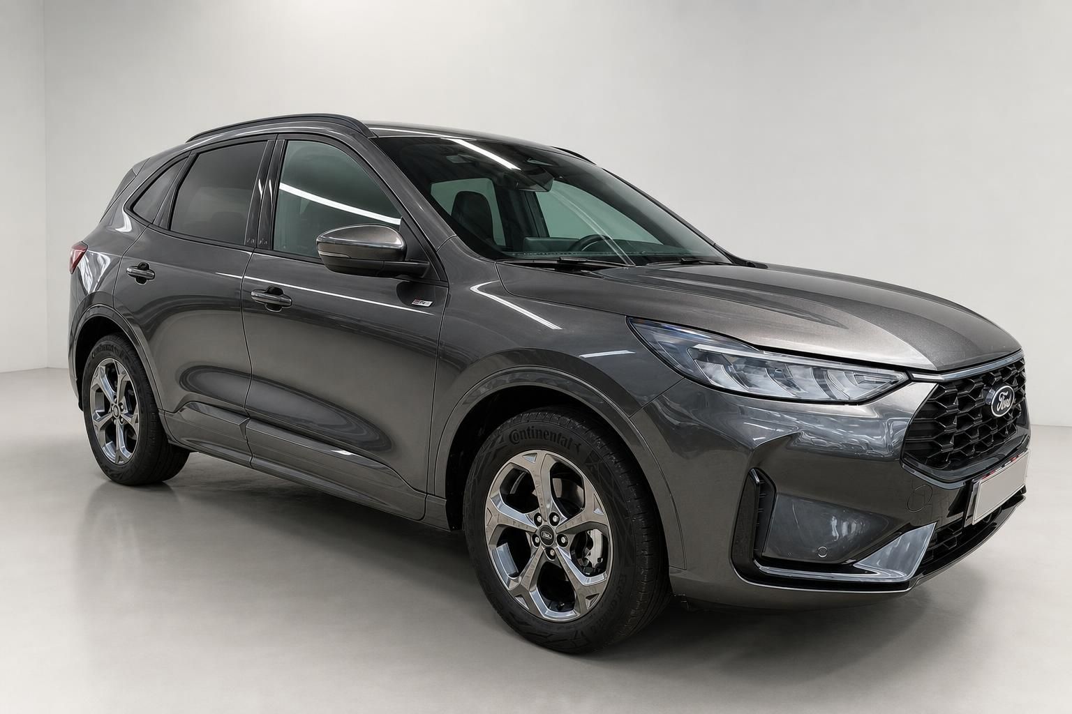 Ford Kuga SUV in grau, Frontansicht Seite im Fotostudio