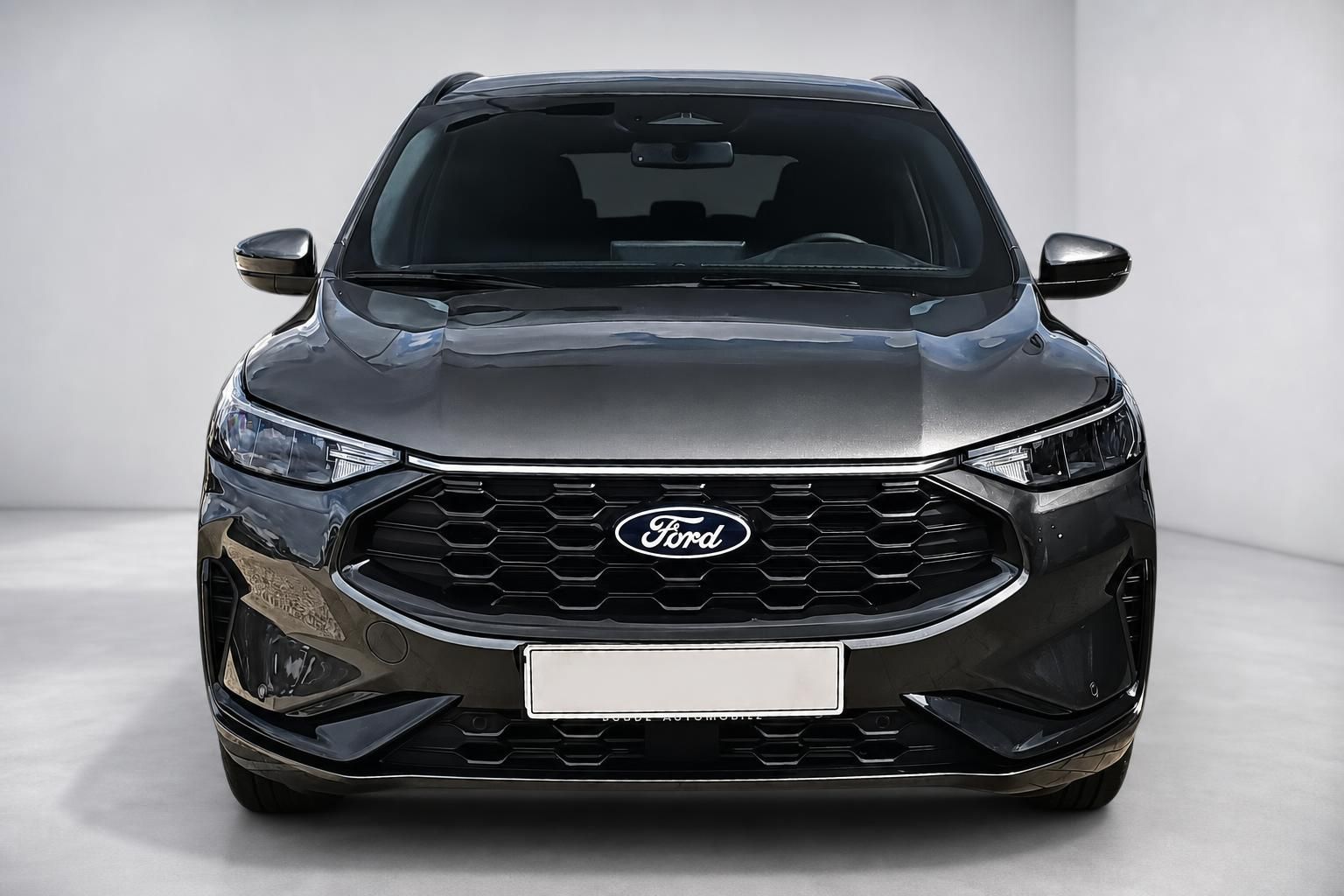 Ford Kuga grau SUV Frontansicht mit Kühlergrill im Studio