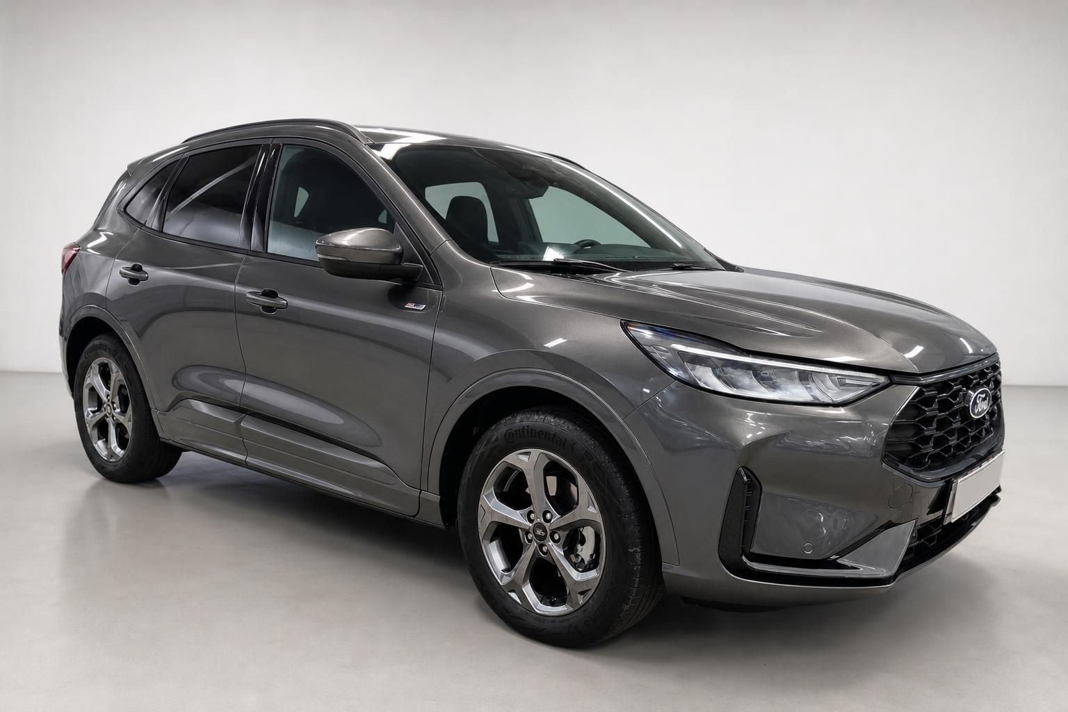 Ford Kuga in Grau, Seitenansicht schräg vorne im Studio