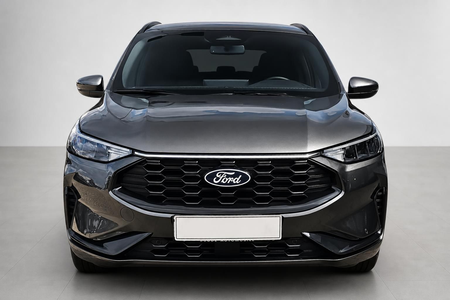 Ford Kuga Frontansicht mit Kühlergrill und Ford-Logo
