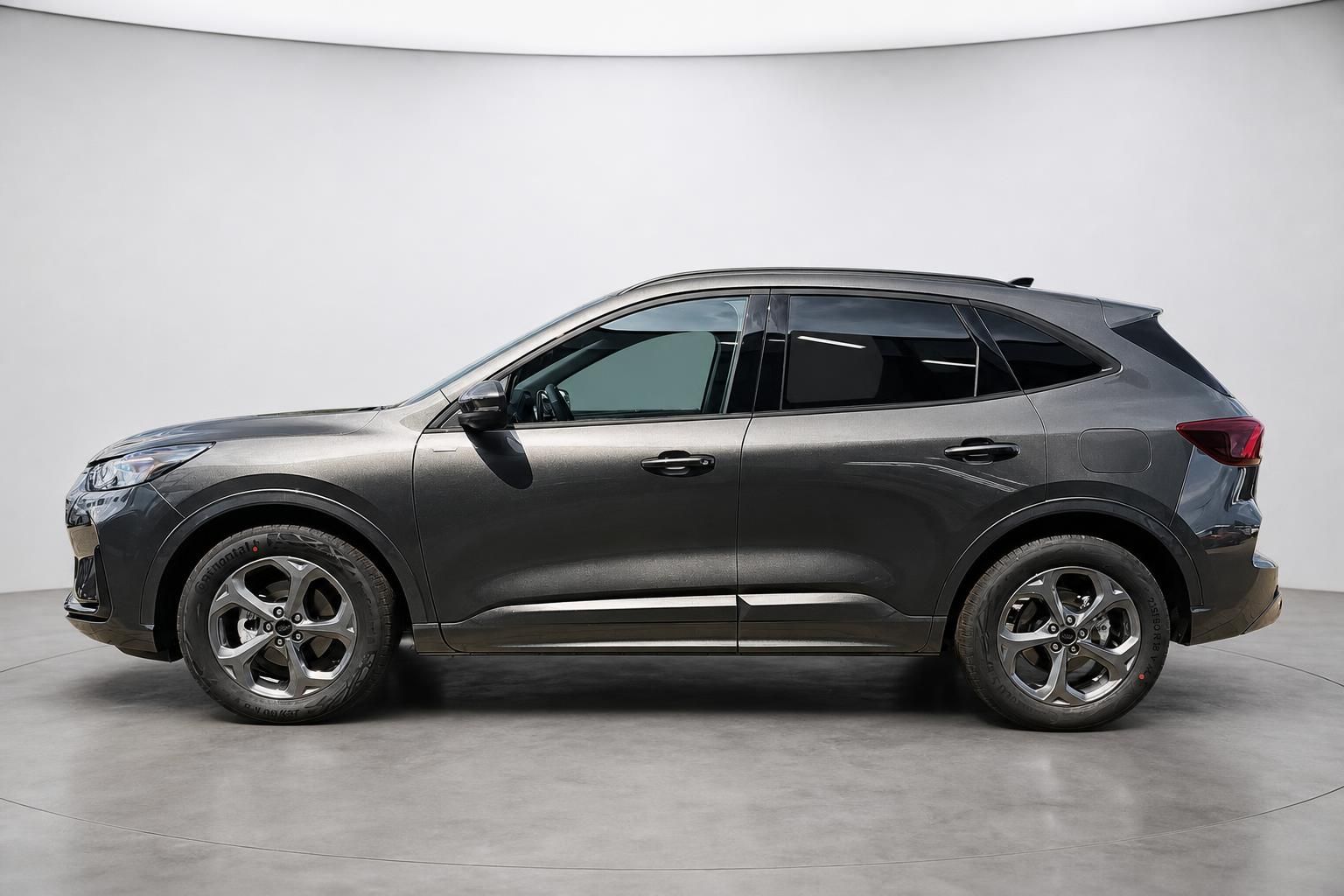 Ford Kuga Seitenansicht grau, komplettes Profil im Studio