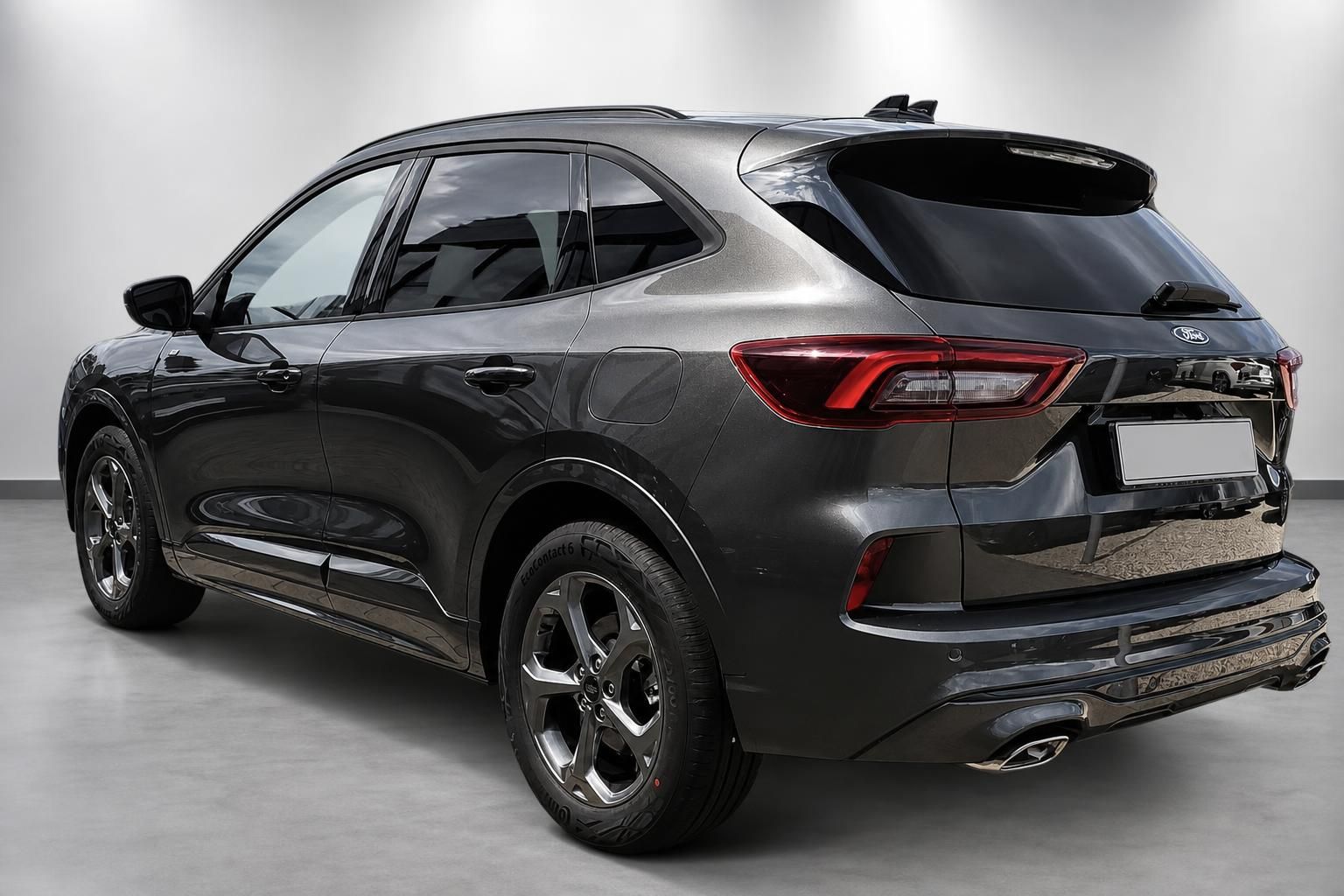 Ford Kuga grau SUV Heckansicht schräg mit Dachreling