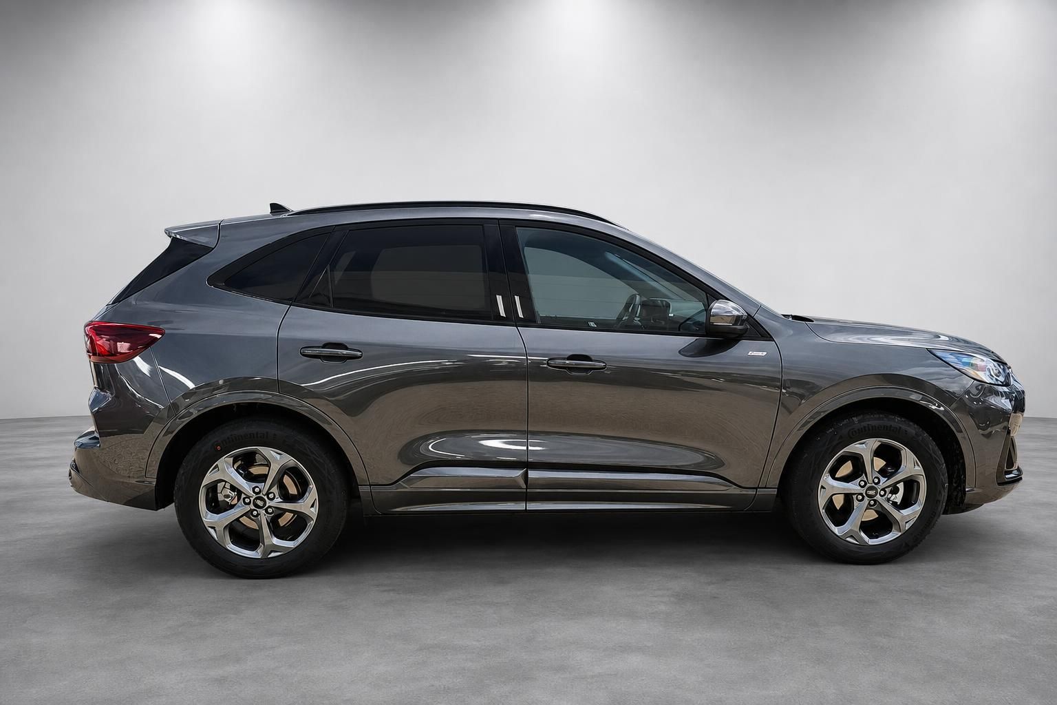 Ford Kuga grau SUV Seitenansicht Profil im Studio