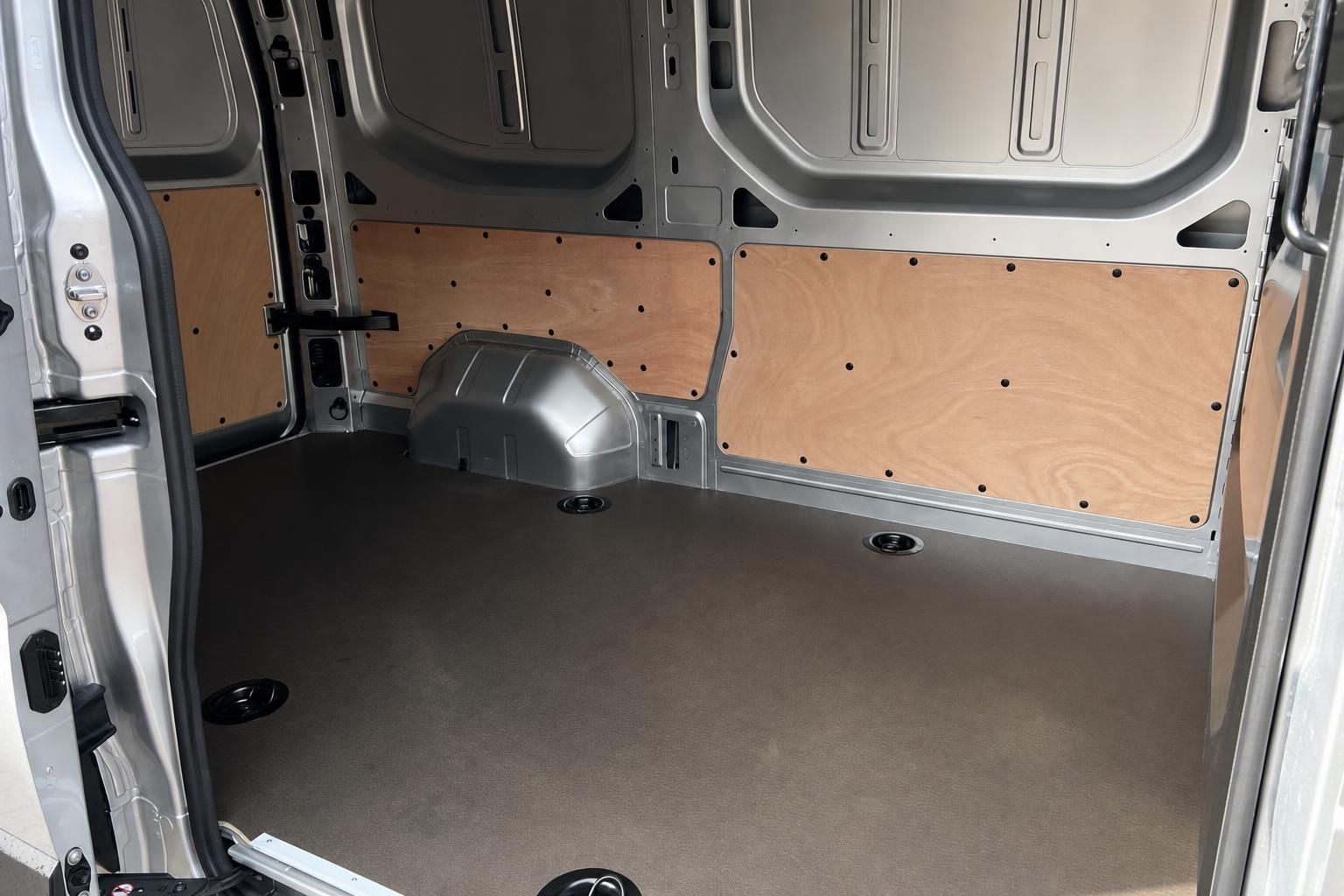 Laderaum eines weißen Transporters mit Holzverkleidung und praktischen Verzurrösen