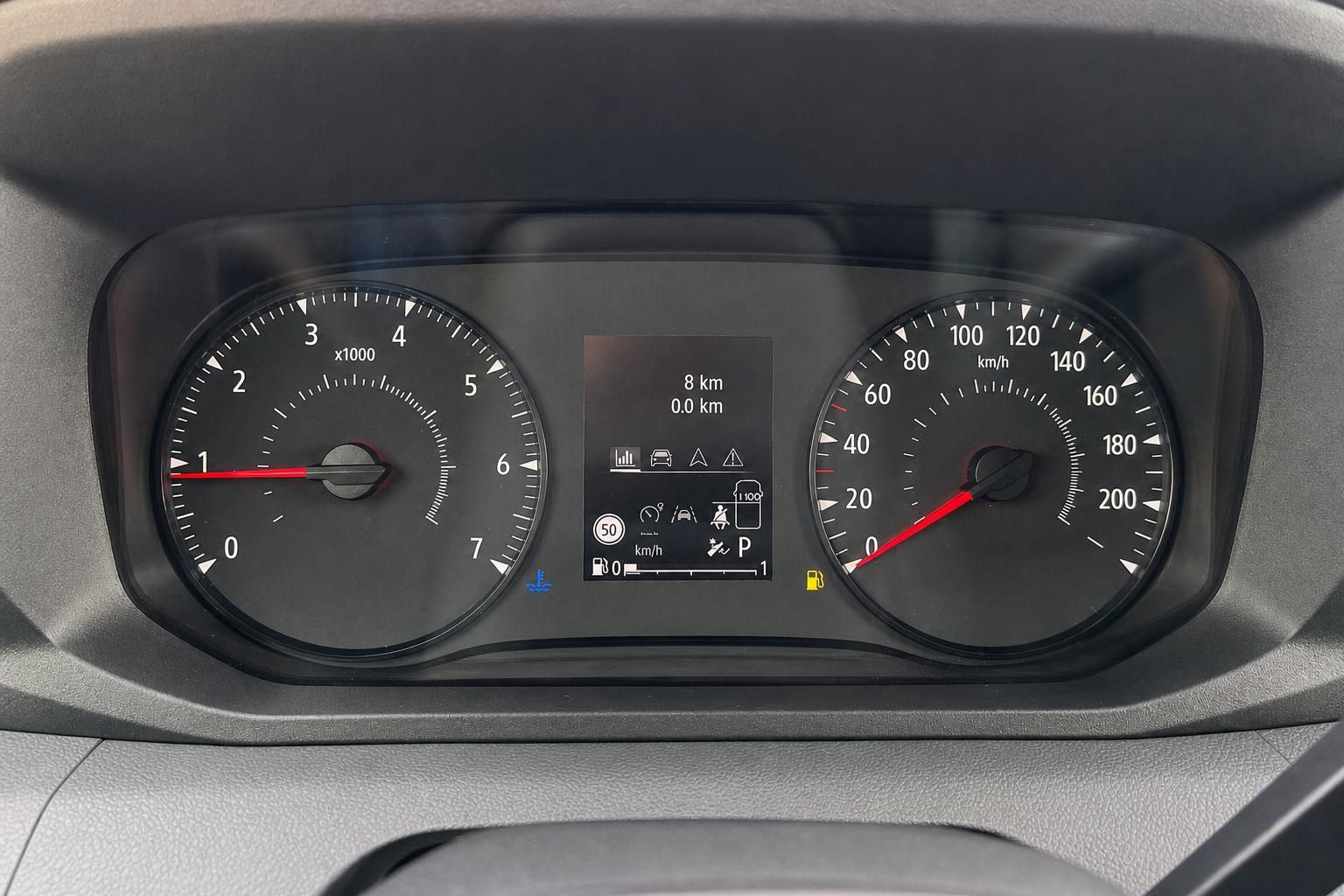 Digitales Kombiinstrument mit Drehzahlmesser und Tacho - modernes Fahrzeug-Cockpit