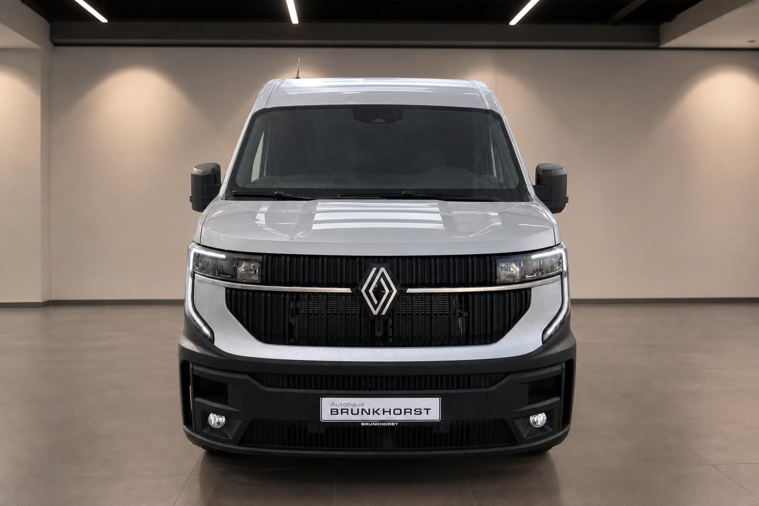 Renault Master Transporter weiss - Frontansicht mit charakteristischem Kühlergrill