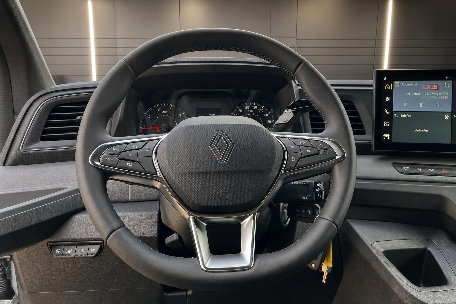 Renault Transporter Cockpit mit Lenkrad, Armaturenbrett und modernem Infotainment-Display