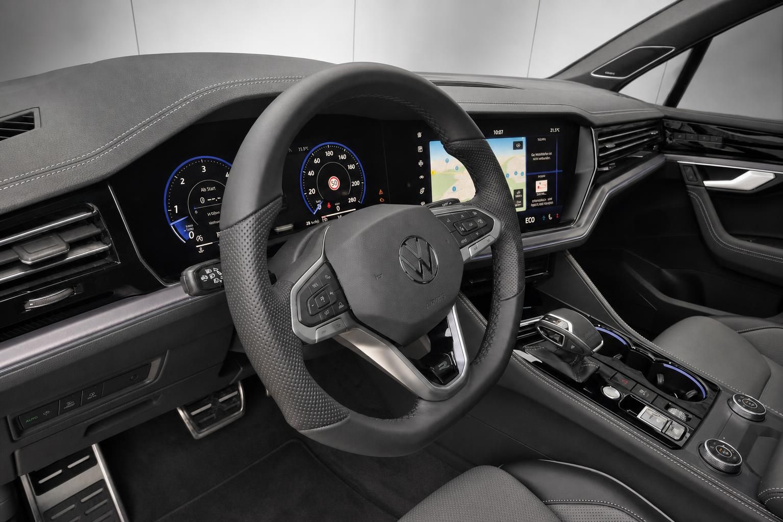 VW Touareg R Cockpit mit Lenkrad und digitalem Display
