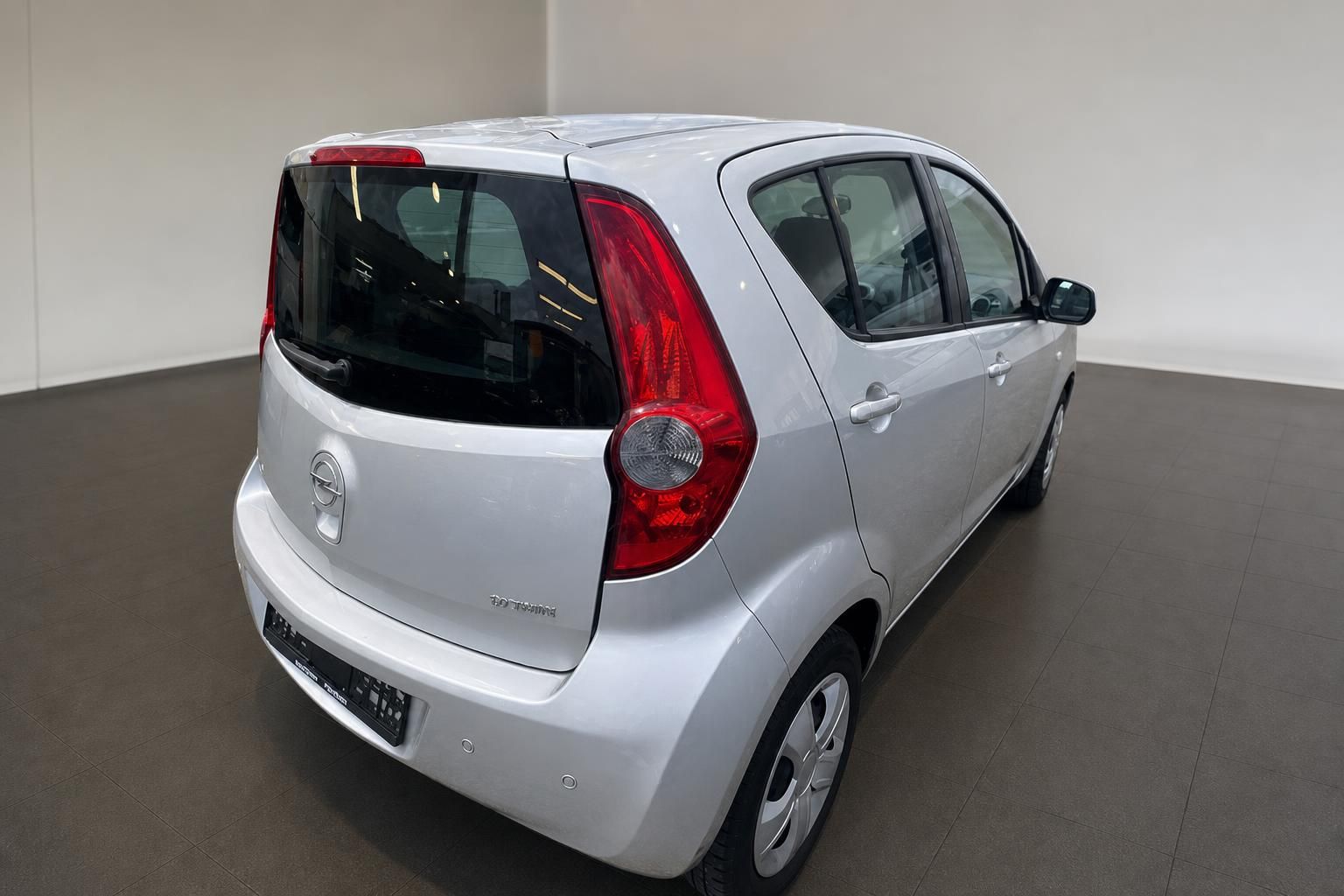 Opel Agila B silber Heckansicht schräg rechts – 5-türiger Kleinwagen im Autohaus