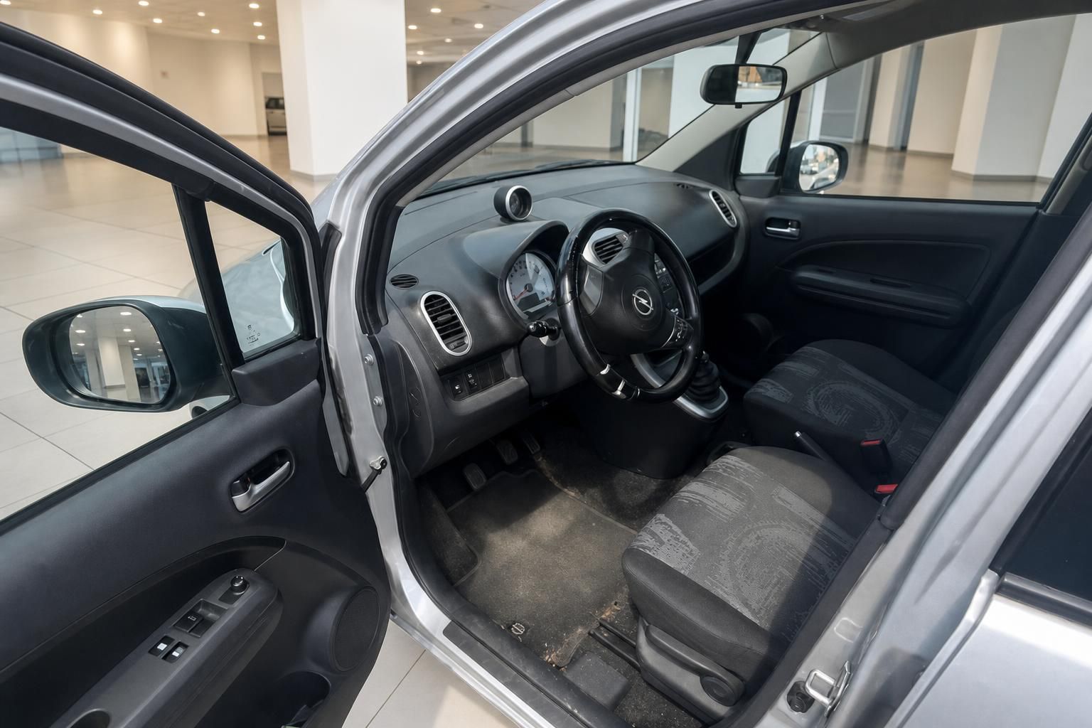 Opel Agila B Innenraum Fahrerseite – Cockpit, Lenkrad, Schalthebel und Vordersitze