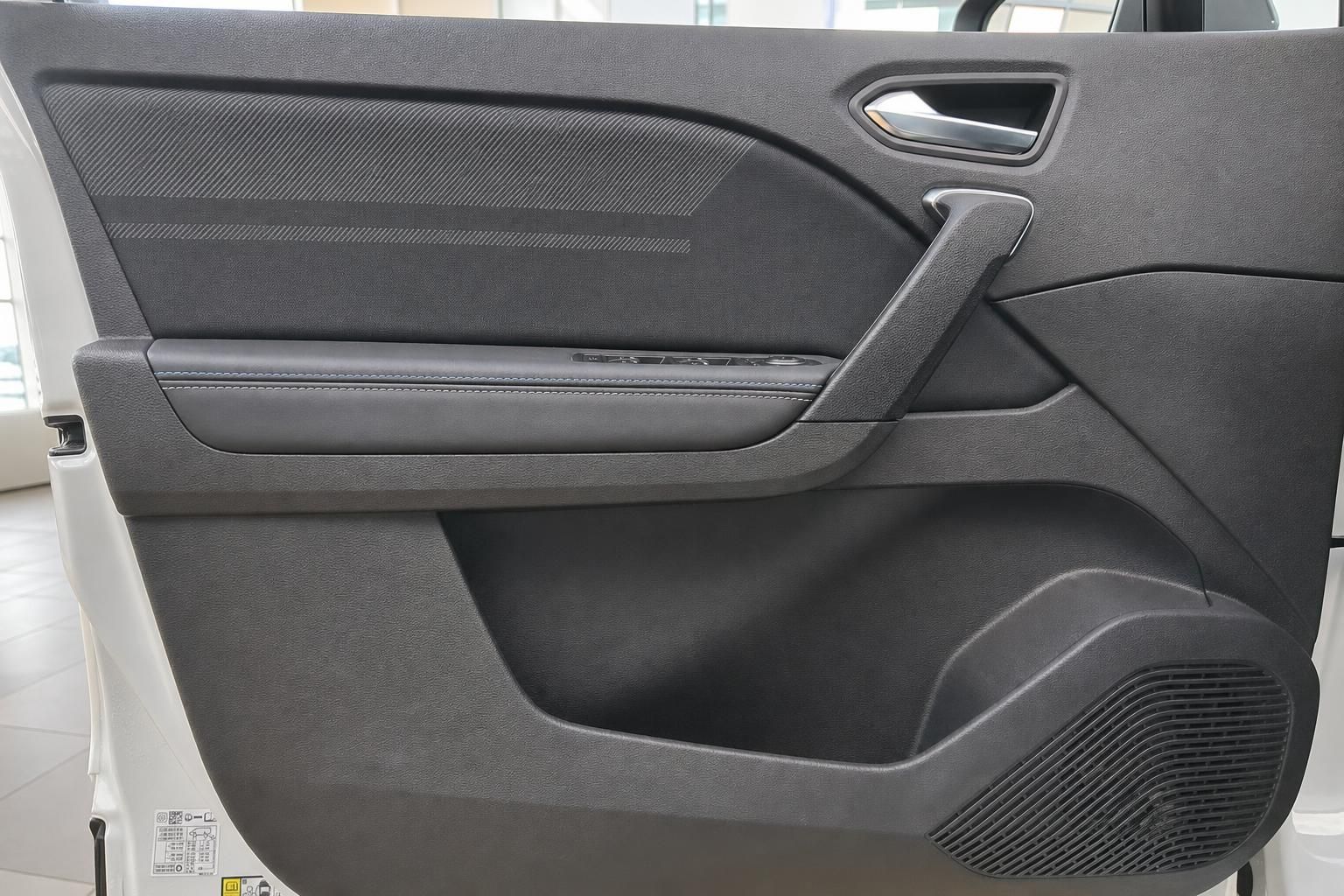 Renault Fahrzeug Türverkleidung mit schwarzer Ausstattung und Lautsprechergitter