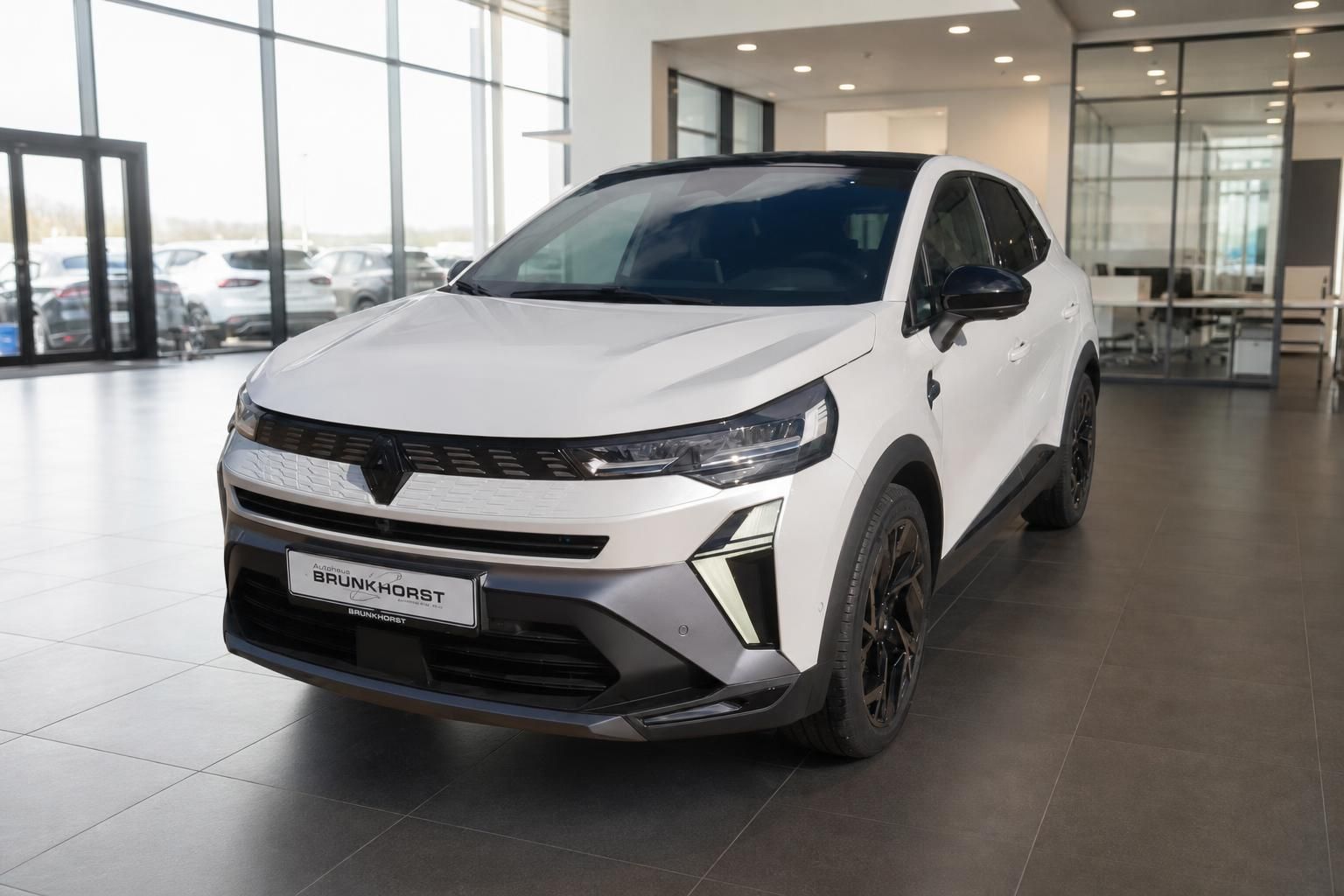Weißer Renault Symbioz SUV in modernem Autohaus-Showroom mit schwarzen Akzenten
