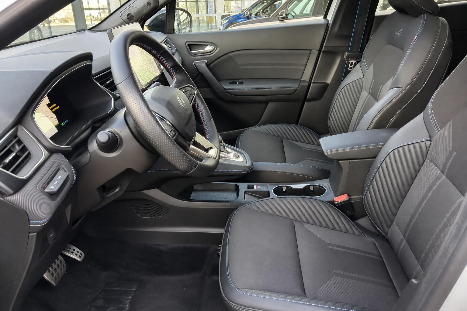 Innenraum des Renault Symbioz mit grauem Leder, Sportsitzen und modernem Cockpit