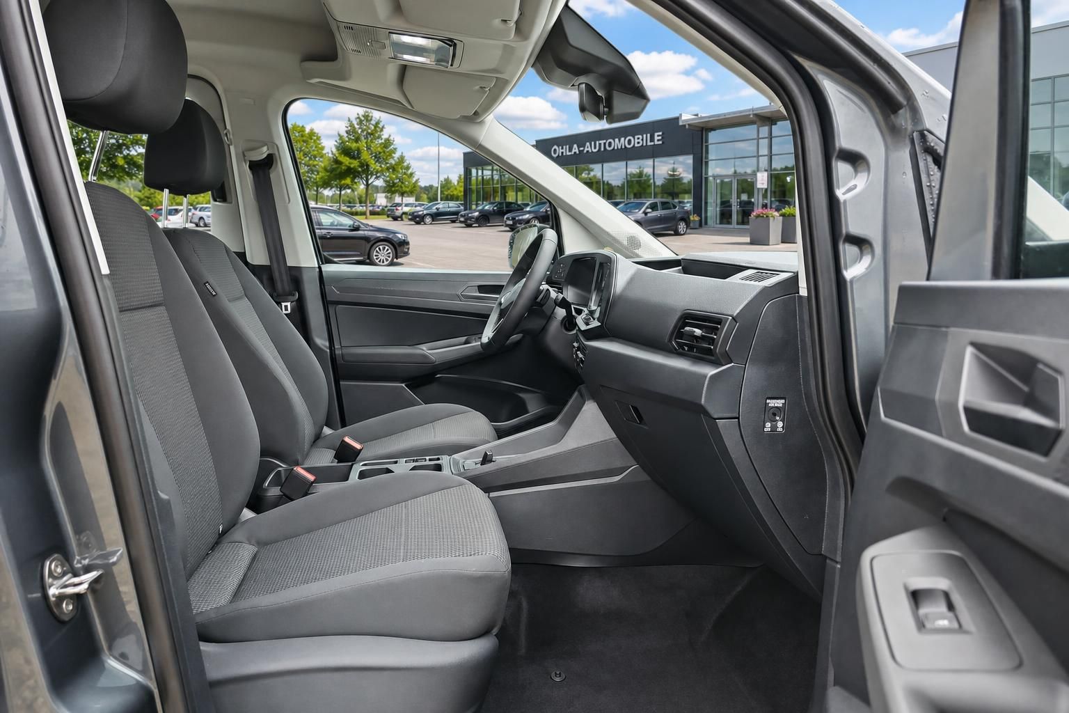 VW Caddy Innenraum Blick auf Fahrersitz und Armaturenbrett