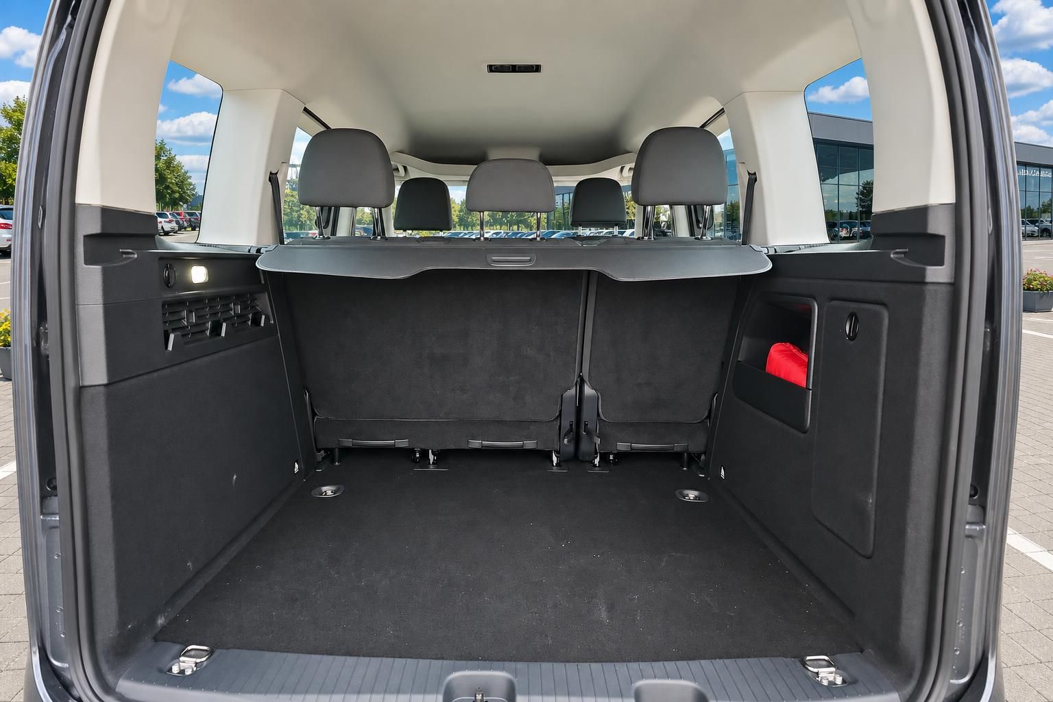 Kofferraum des VW Vans mit umgeklappten Rücksitzen