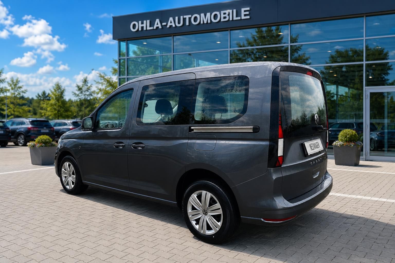 VW Caddy grau Heckansicht seitlich beim Haendler Ohla-Automobile