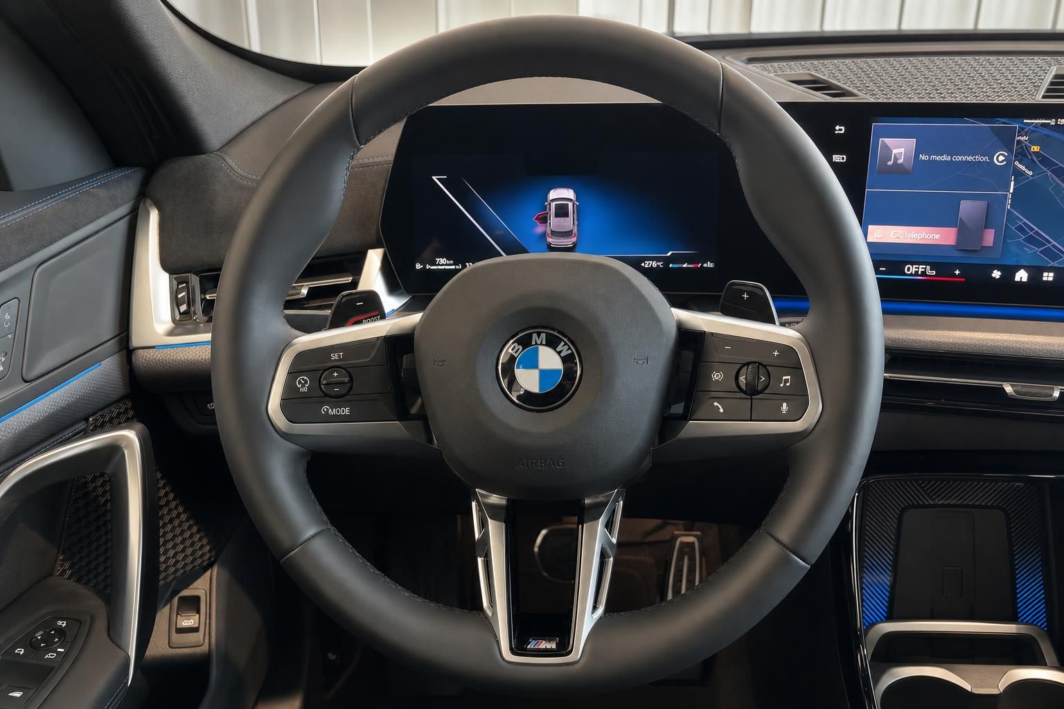 BMW Lenkrad mit M-Logo und digitalem Kombiinstrument im Detail