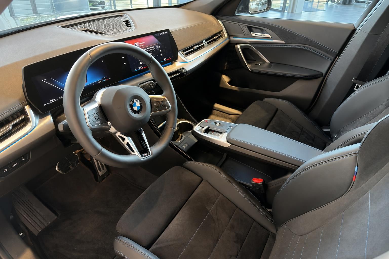 BMW Innenraum mit Lederausstattung, Cockpit und Multifunktionslenkrad