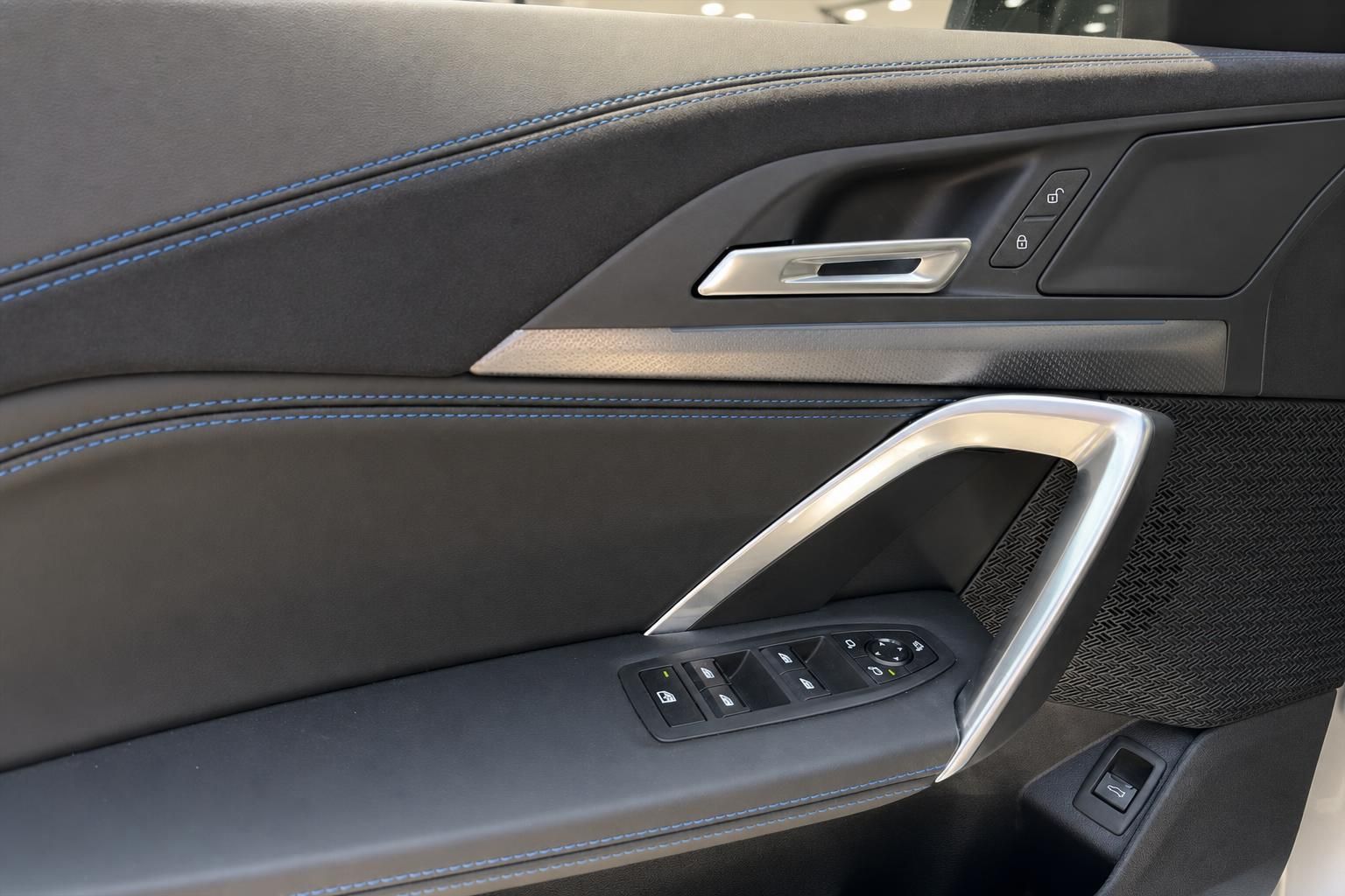 Türverkleidung mit Bedienelementen und Fensterhebern im BMW Innenraum