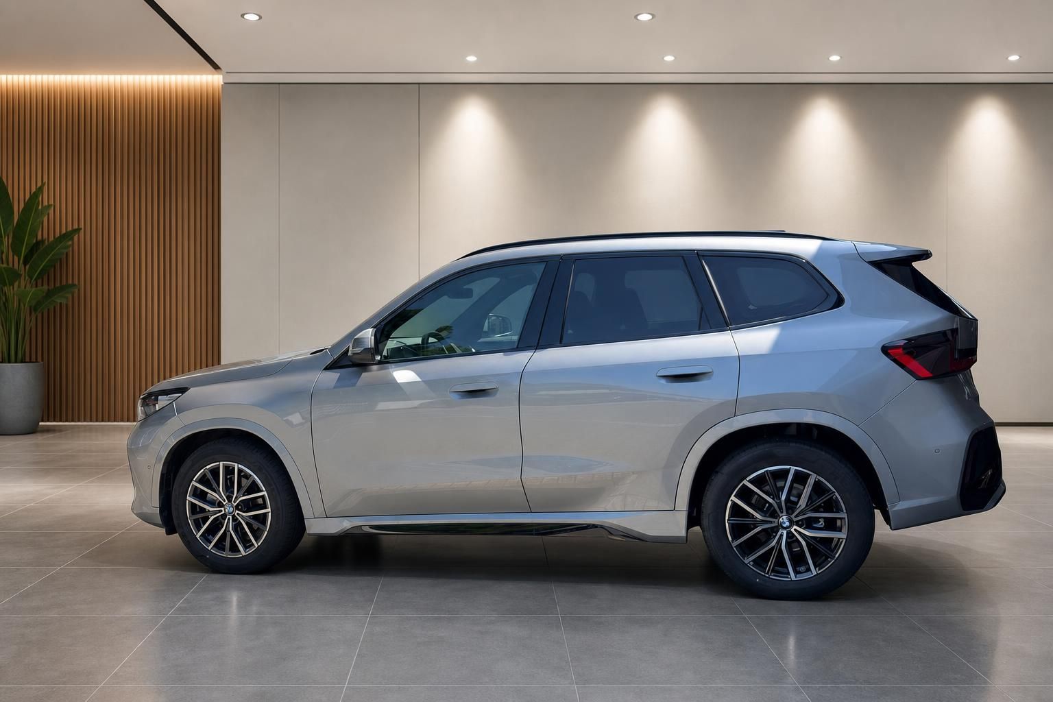 BMW X1 Seitenansicht in silber, Showroom-Praesentation